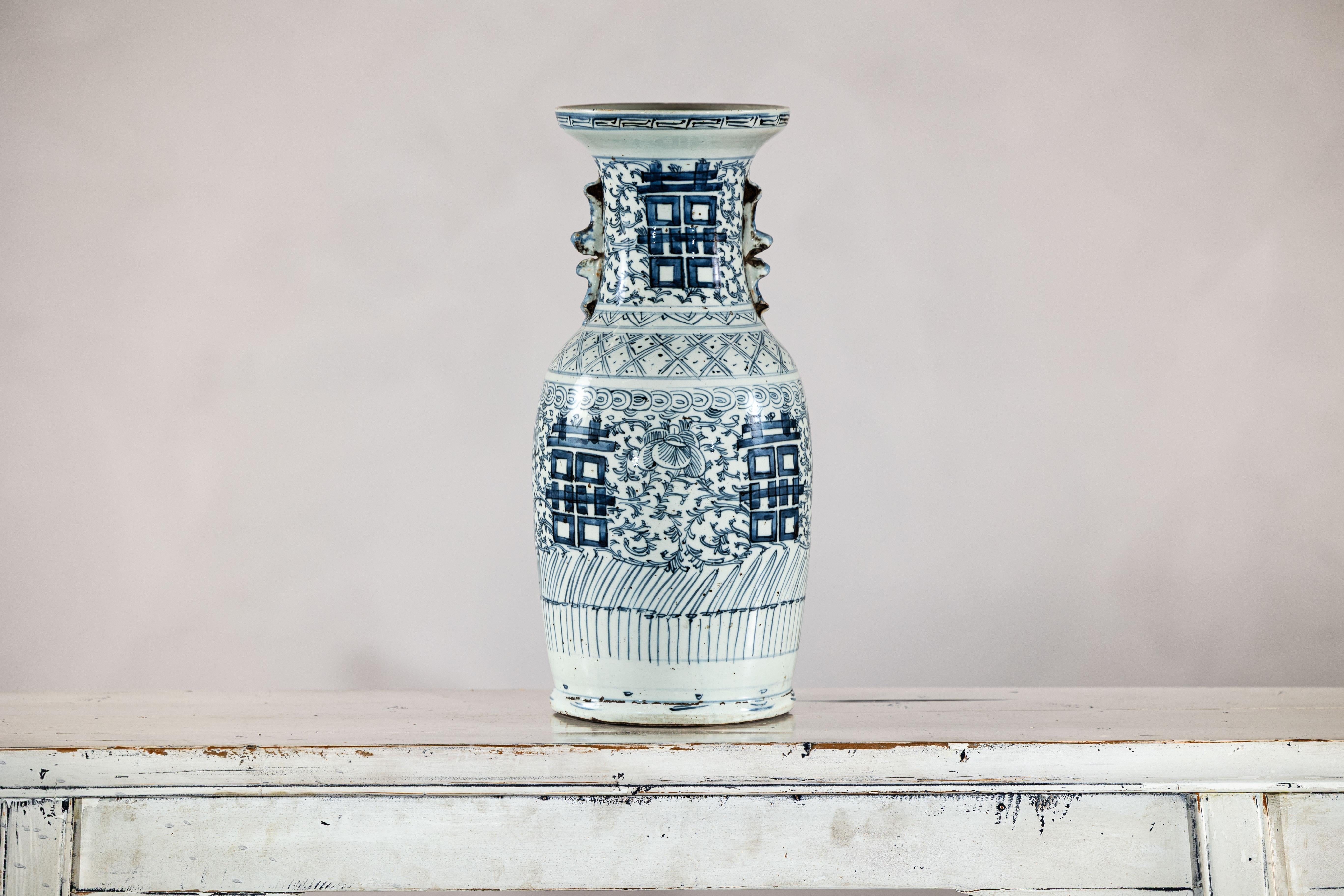 Chinese Blue and White Porcelain Altar Vase with Double Happiness Motif en venta 9