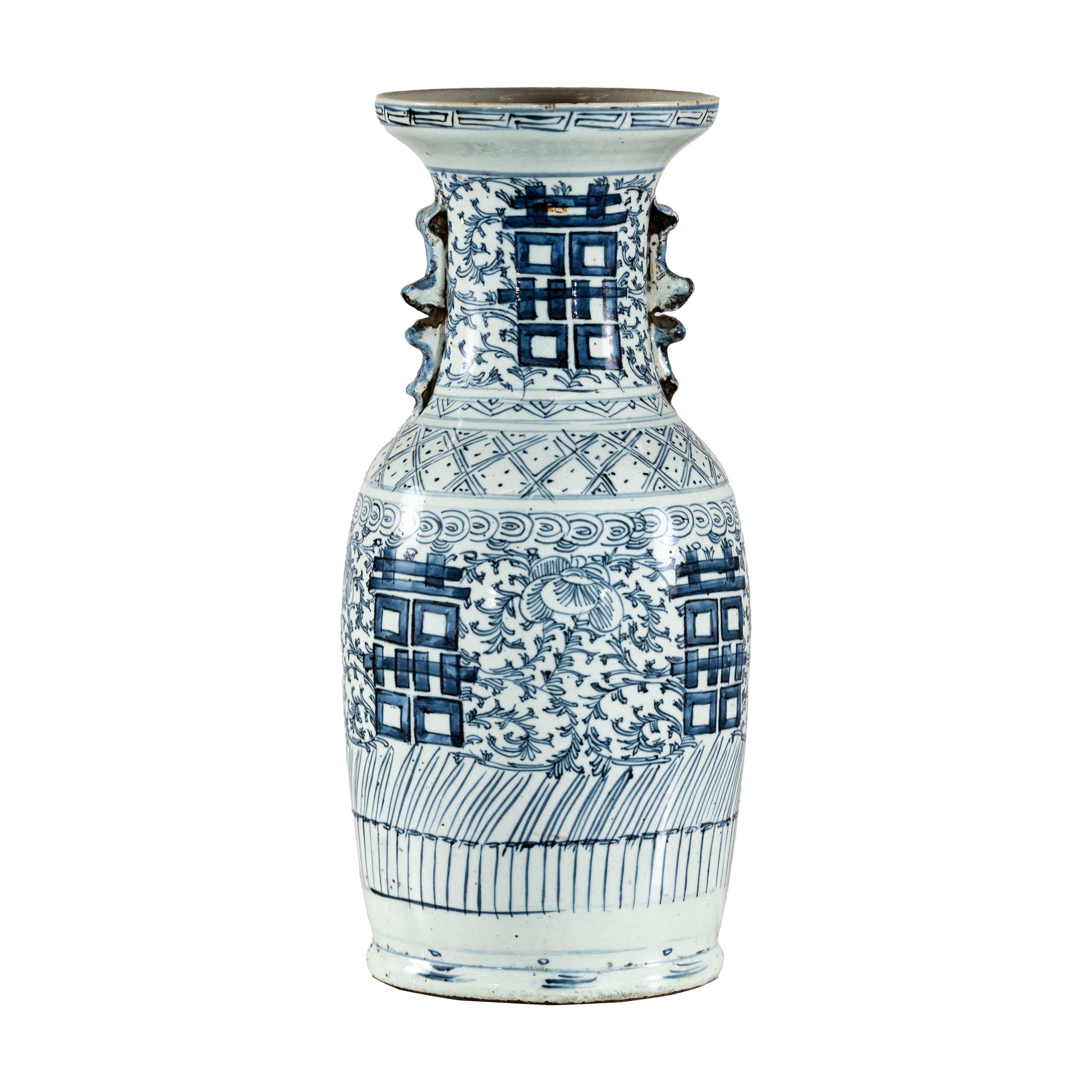 Chinese Blue and White Porcelain Altar Vase with Double Happiness Motif en venta 10