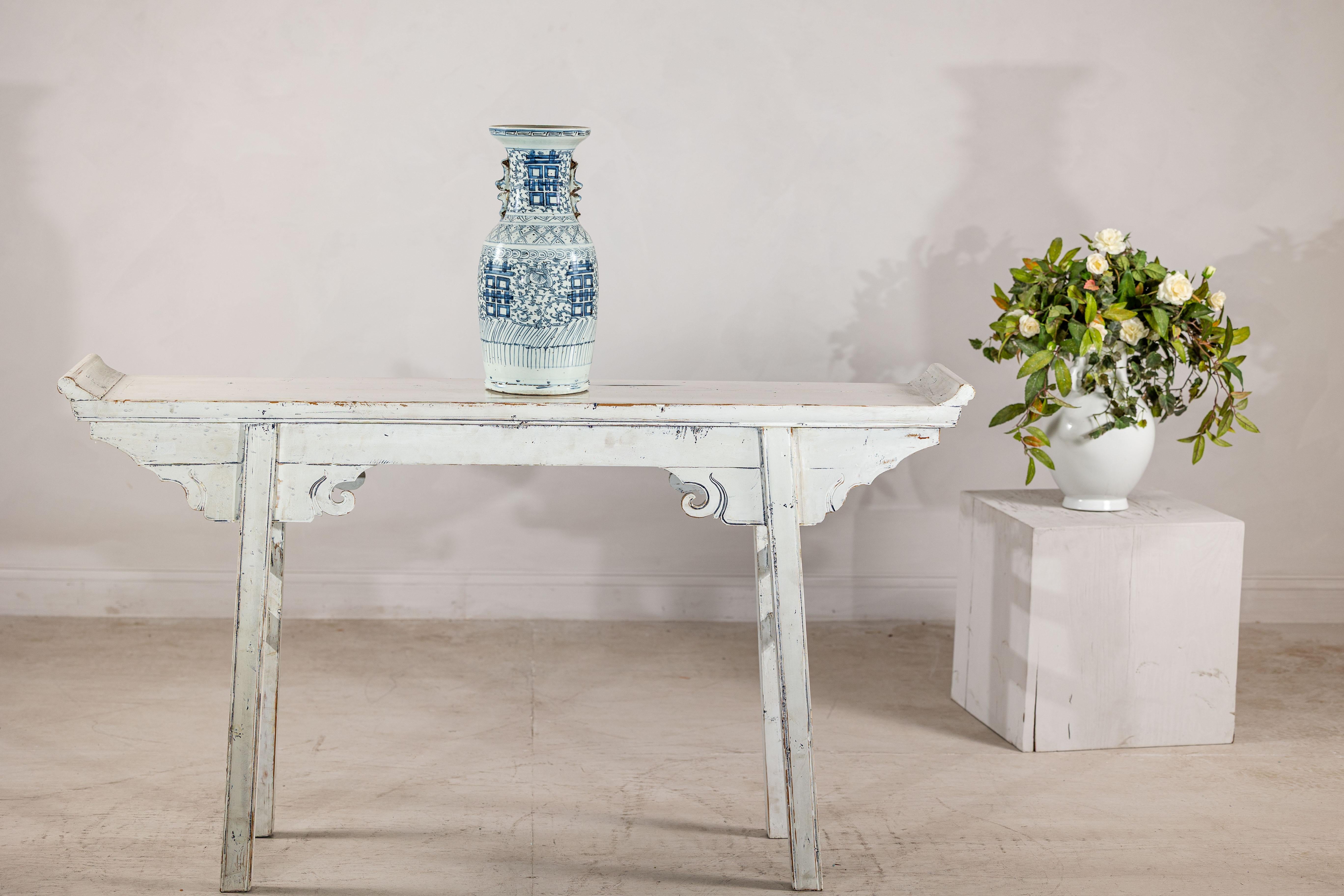 Chinese Blue and White Porcelain Altar Vase with Double Happiness Motif Chino en venta