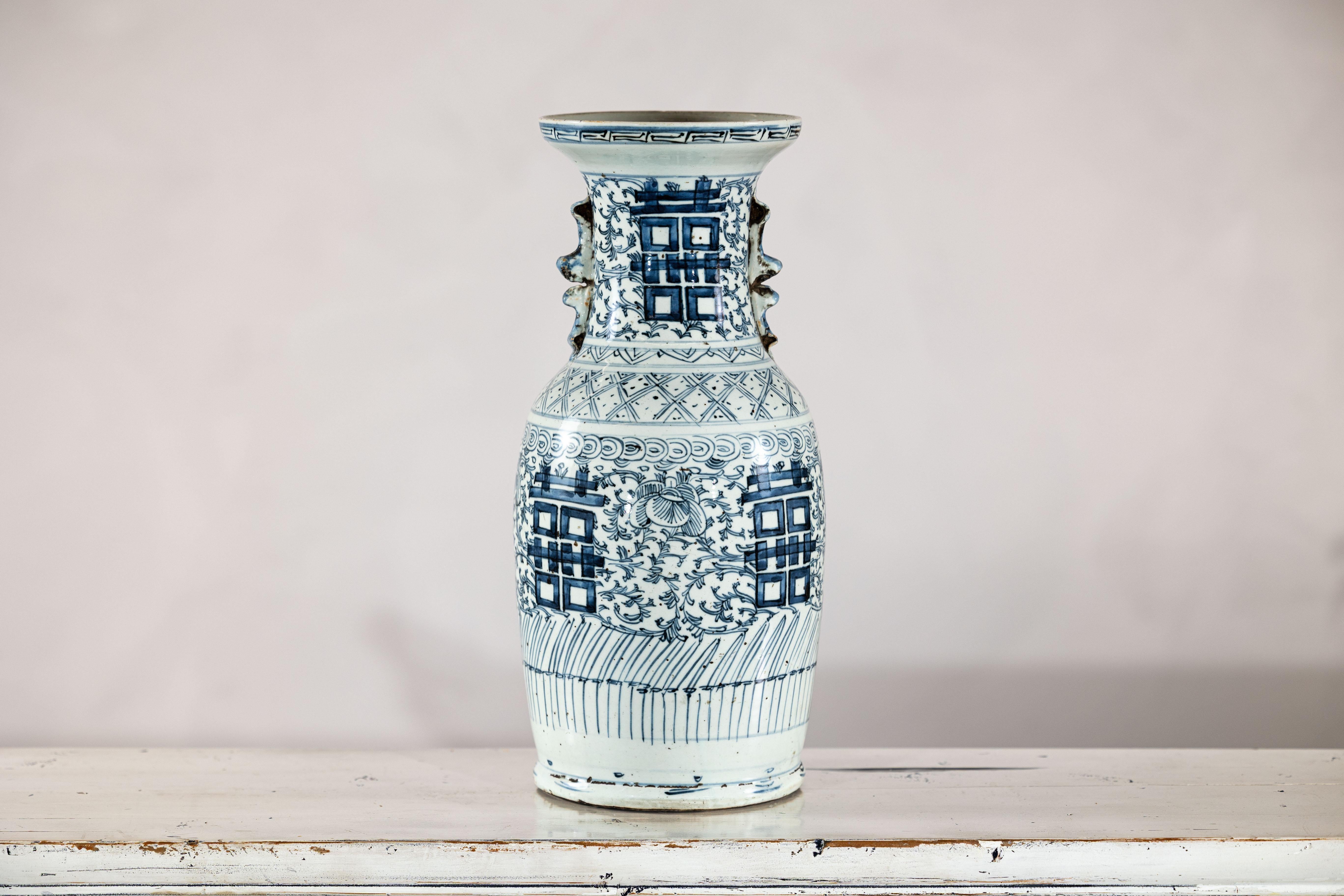 Chinese Blue and White Porcelain Altar Vase with Double Happiness Motif Glaseado en venta