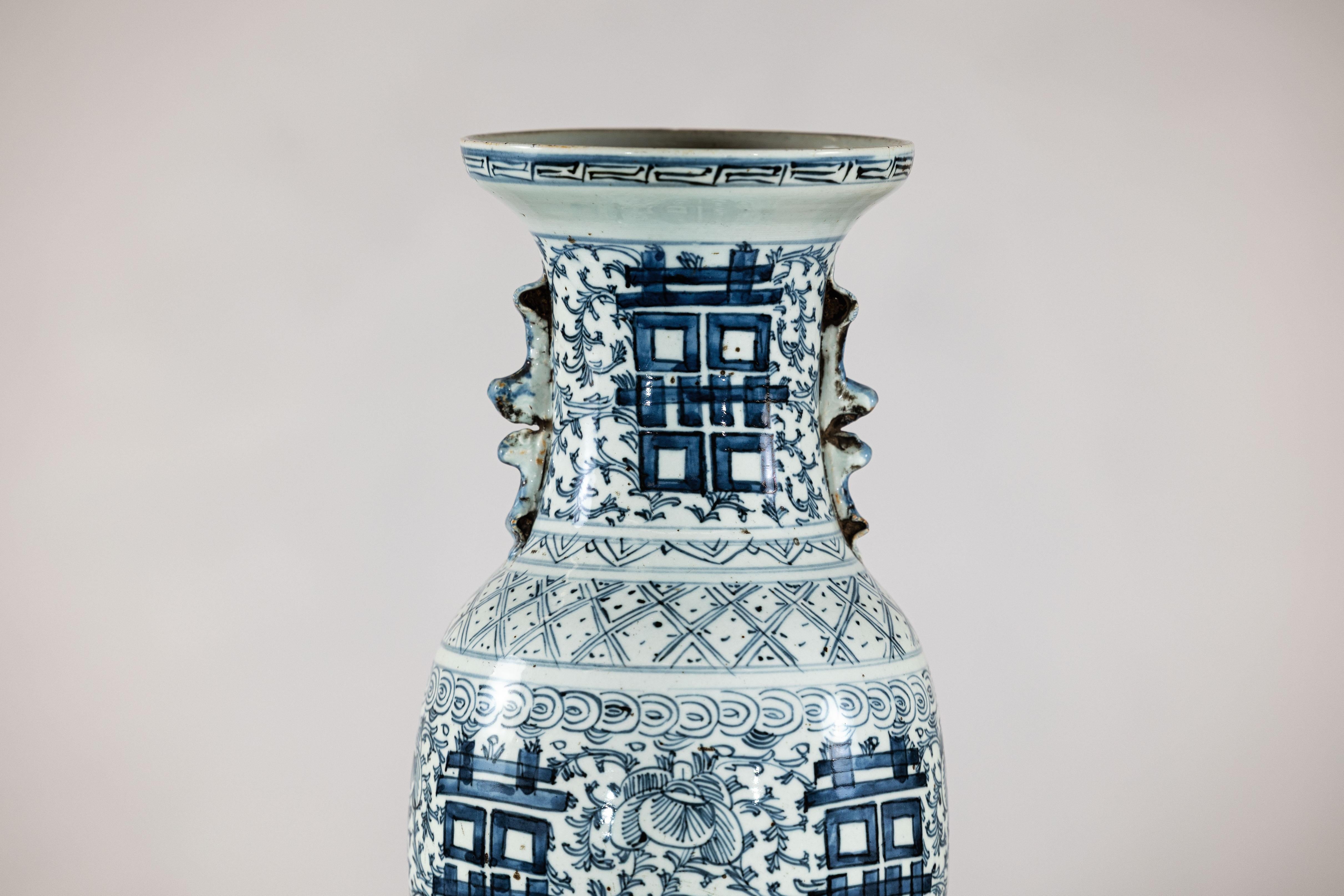 Chinese Blue and White Porcelain Altar Vase with Double Happiness Motif en Bueno estado para la venta en Yonkers, NY