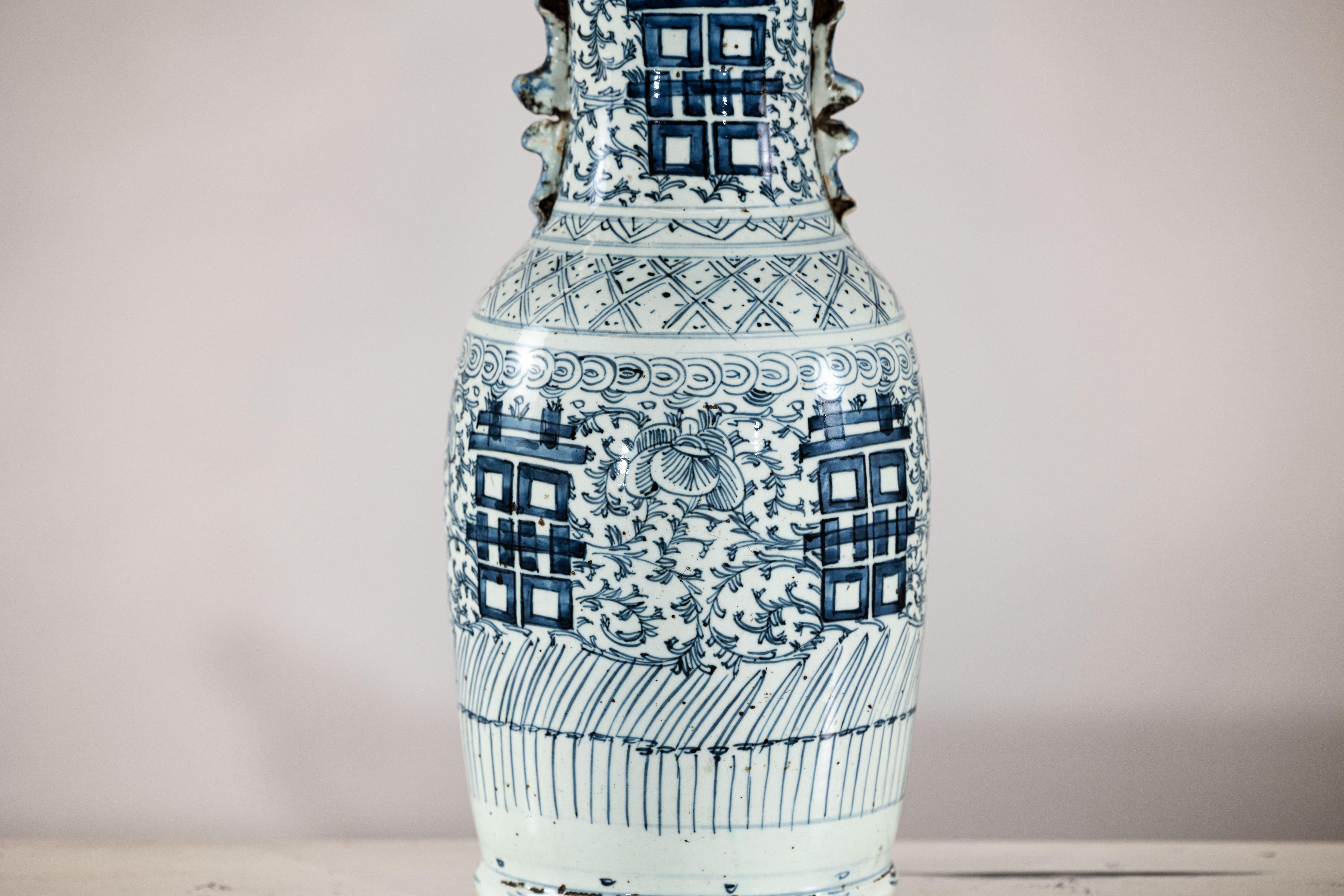 Chinese Blue and White Porcelain Altar Vase with Double Happiness Motif siglo XX en venta