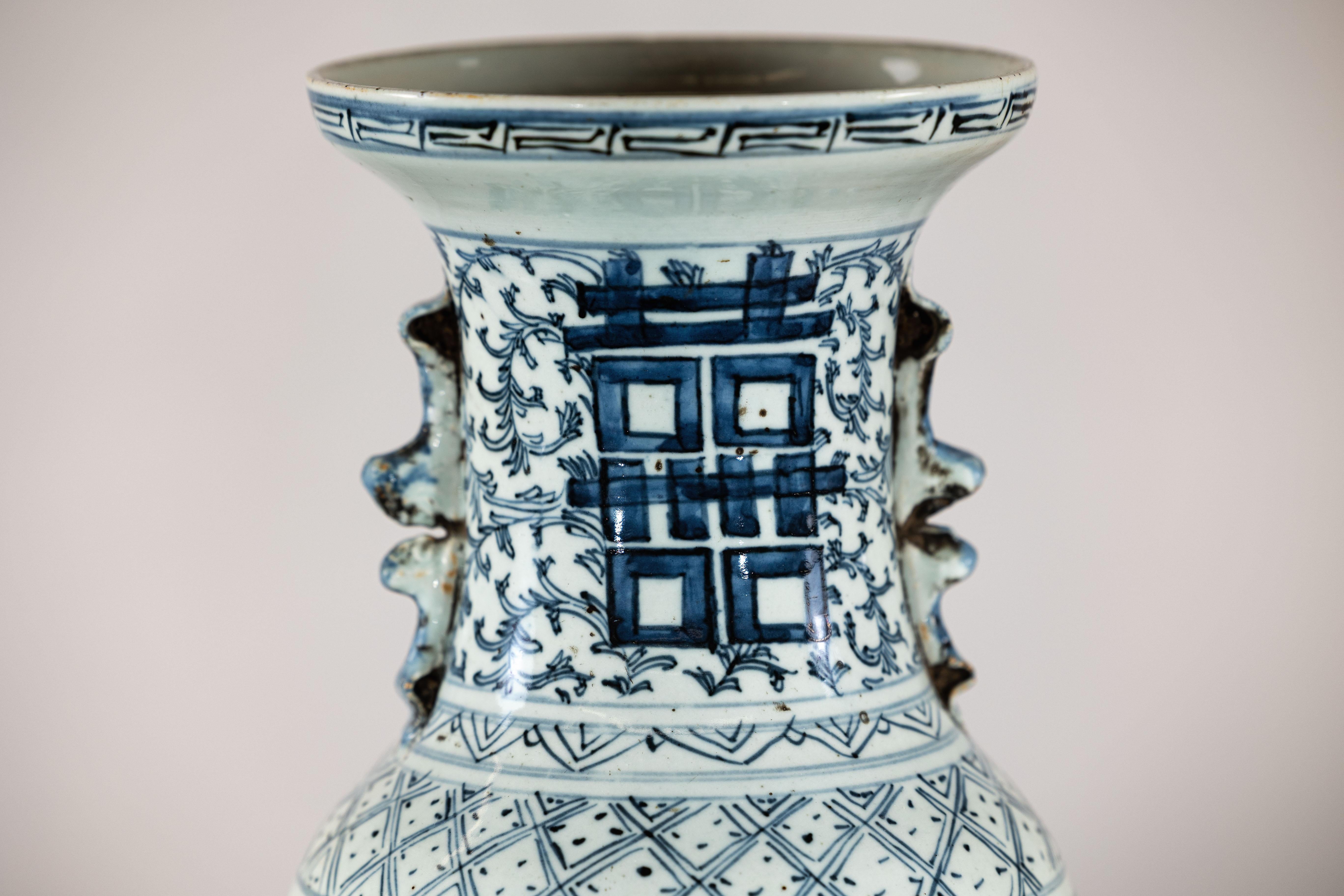 Chinese Blue and White Porcelain Altar Vase with Double Happiness Motif en venta 1