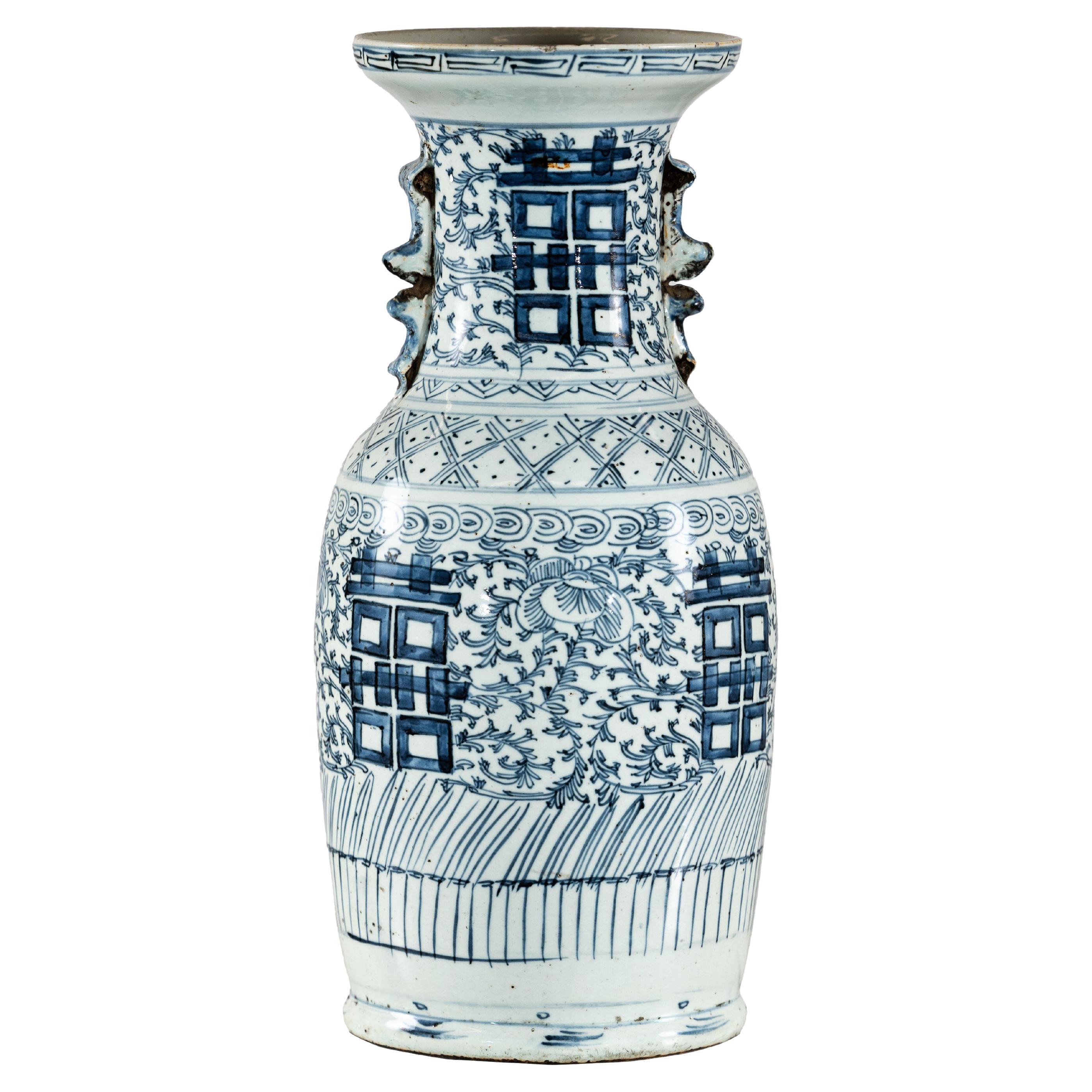 Chinese Blue and White Porcelain Altar Vase with Double Happiness Motif en venta