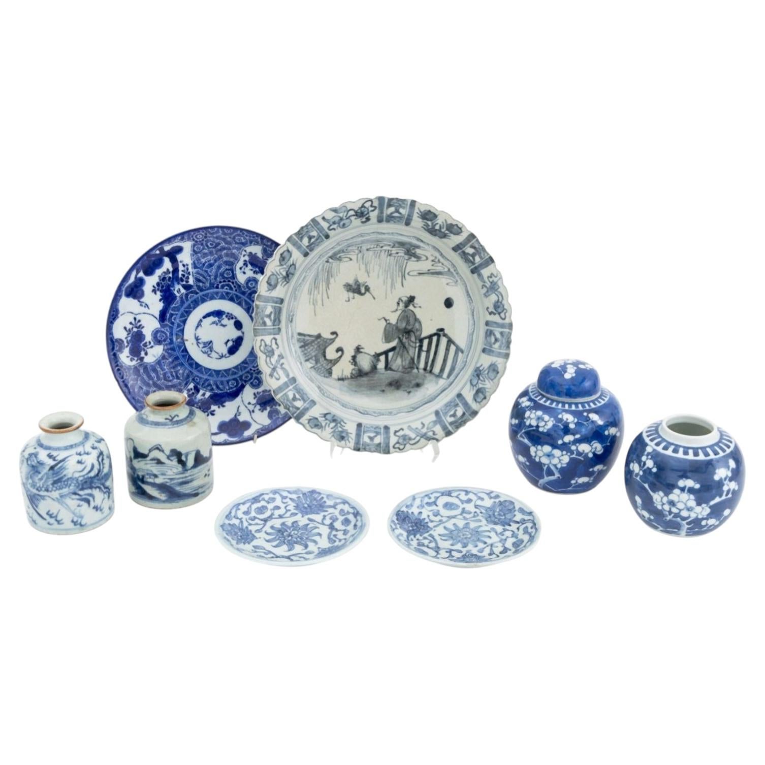 Collection de huit objets en porcelaine chinoise bleue et blanche
