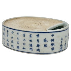 Cheminée de calligraphie chinoise en porcelaine bleue et blanche, fin de la période Qing