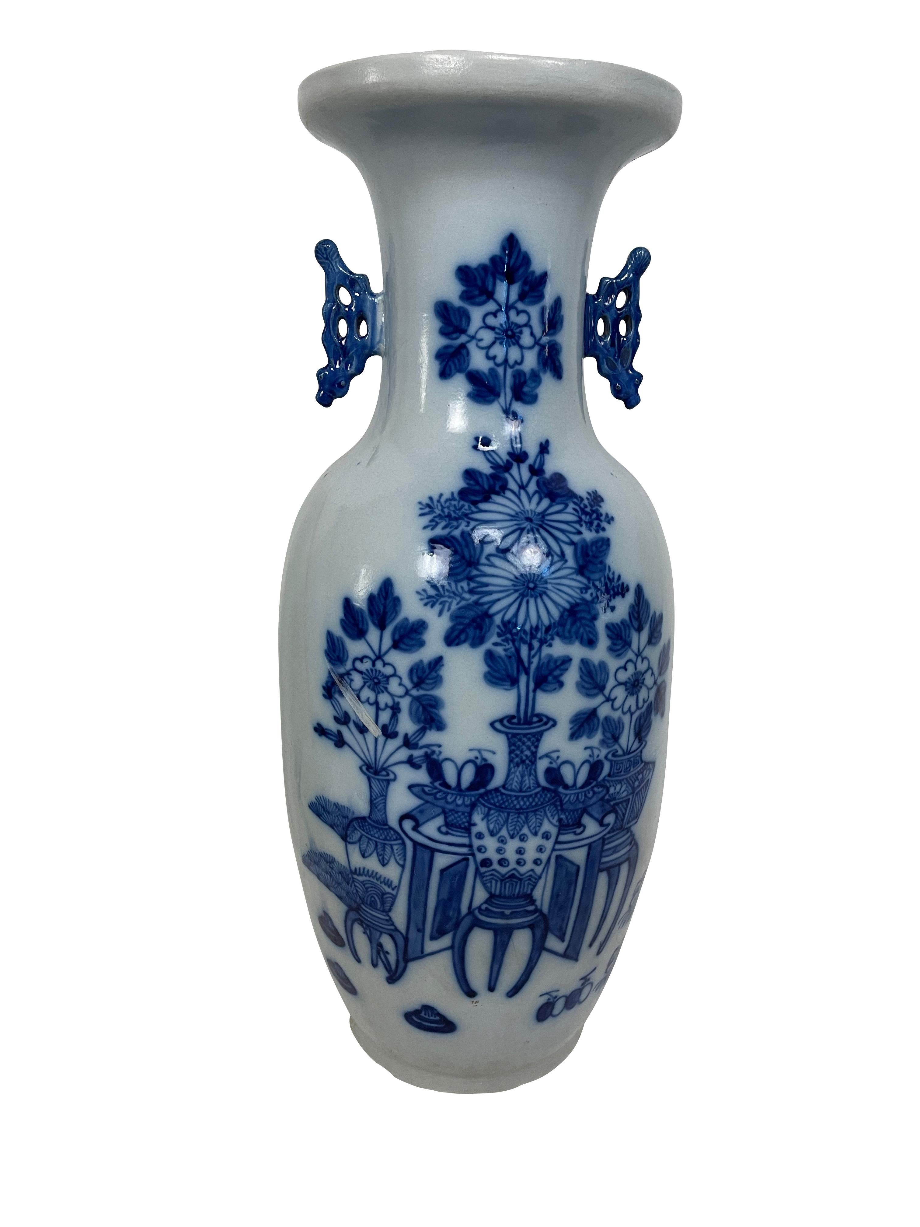 Collection de cinq vases chinois en porcelaine bleue et blanche en vente 4