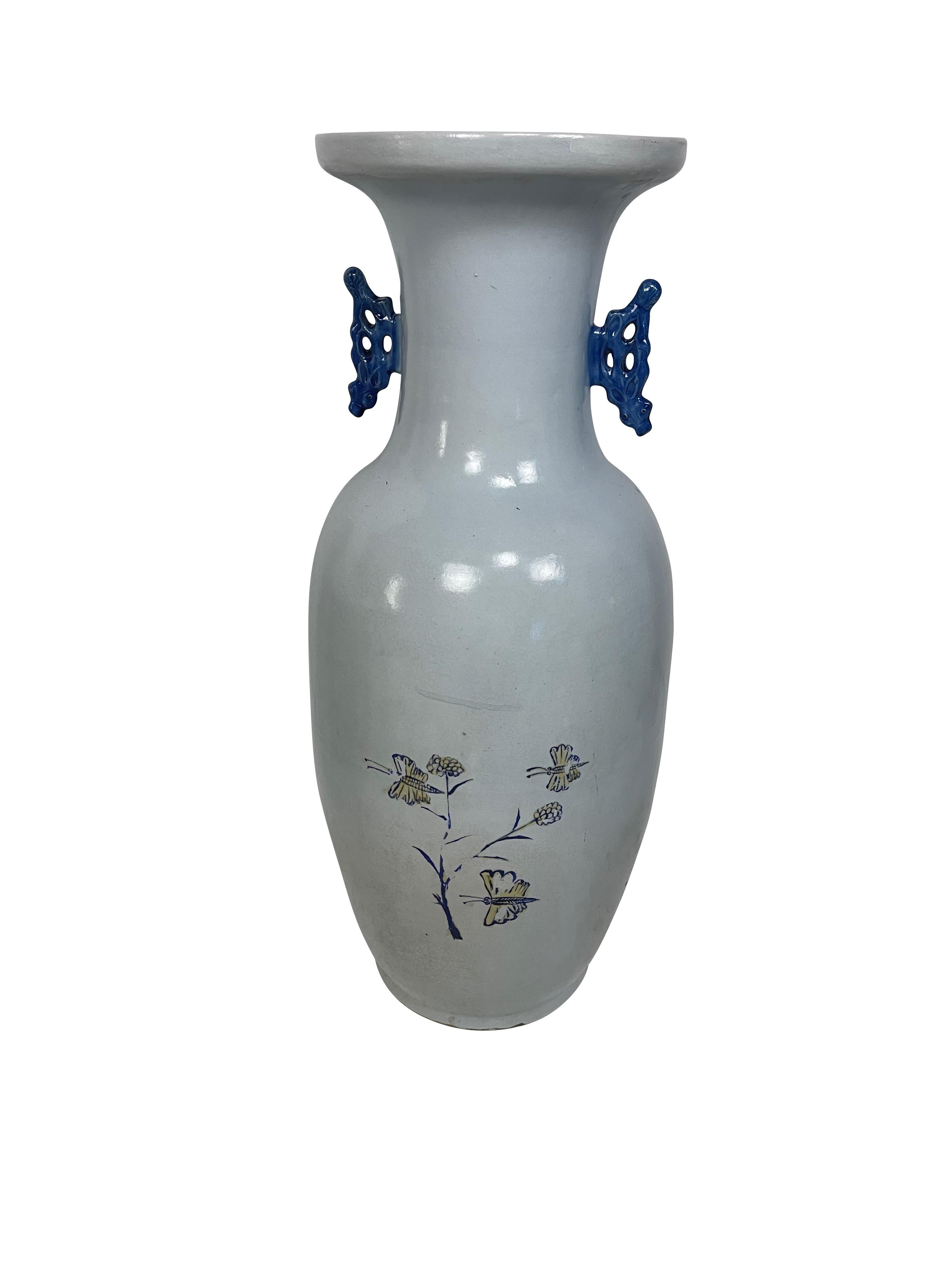 Collection de cinq vases chinois en porcelaine bleue et blanche en vente 6