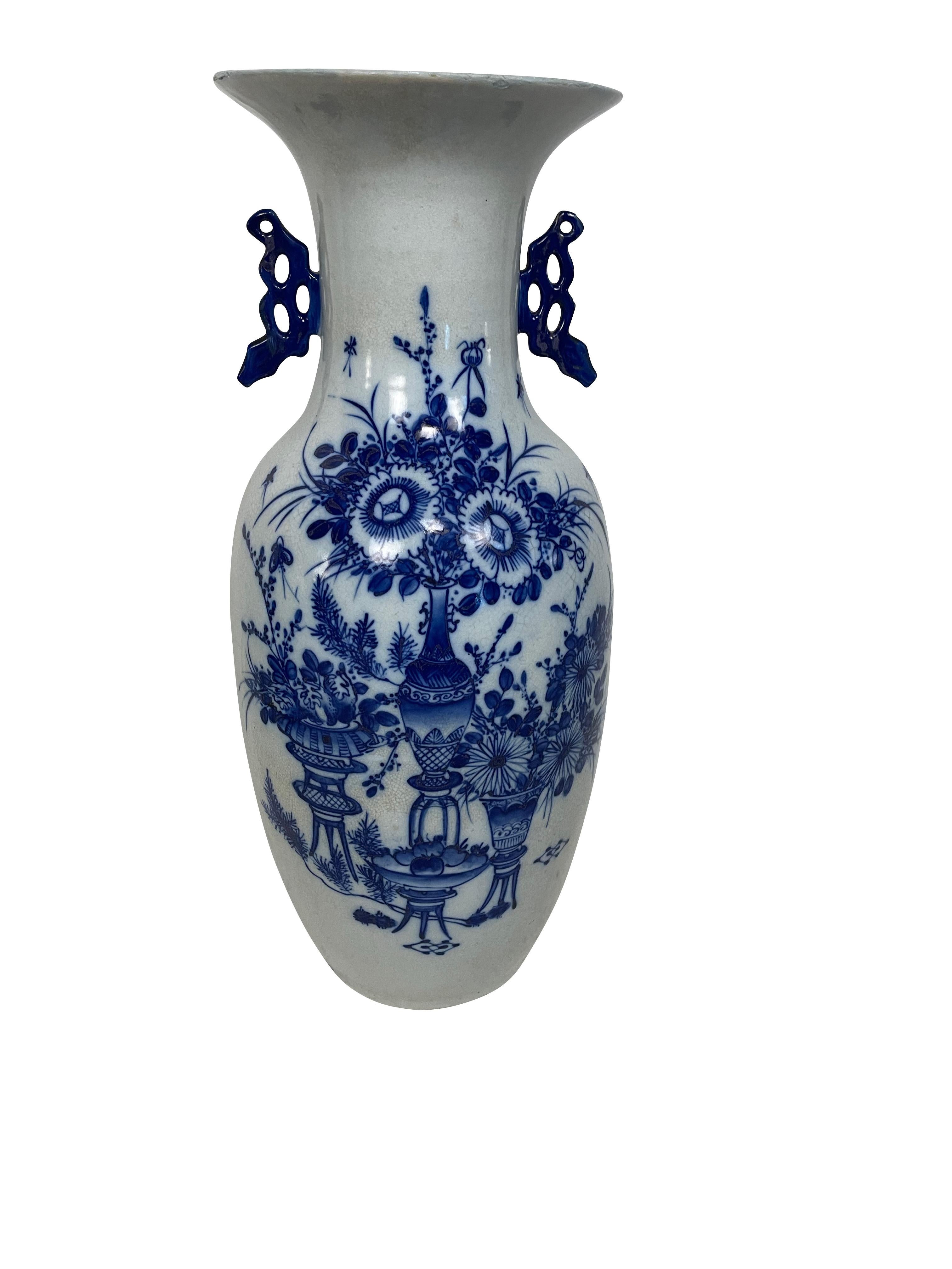 Collection de cinq vases chinois en porcelaine bleue et blanche en vente 7