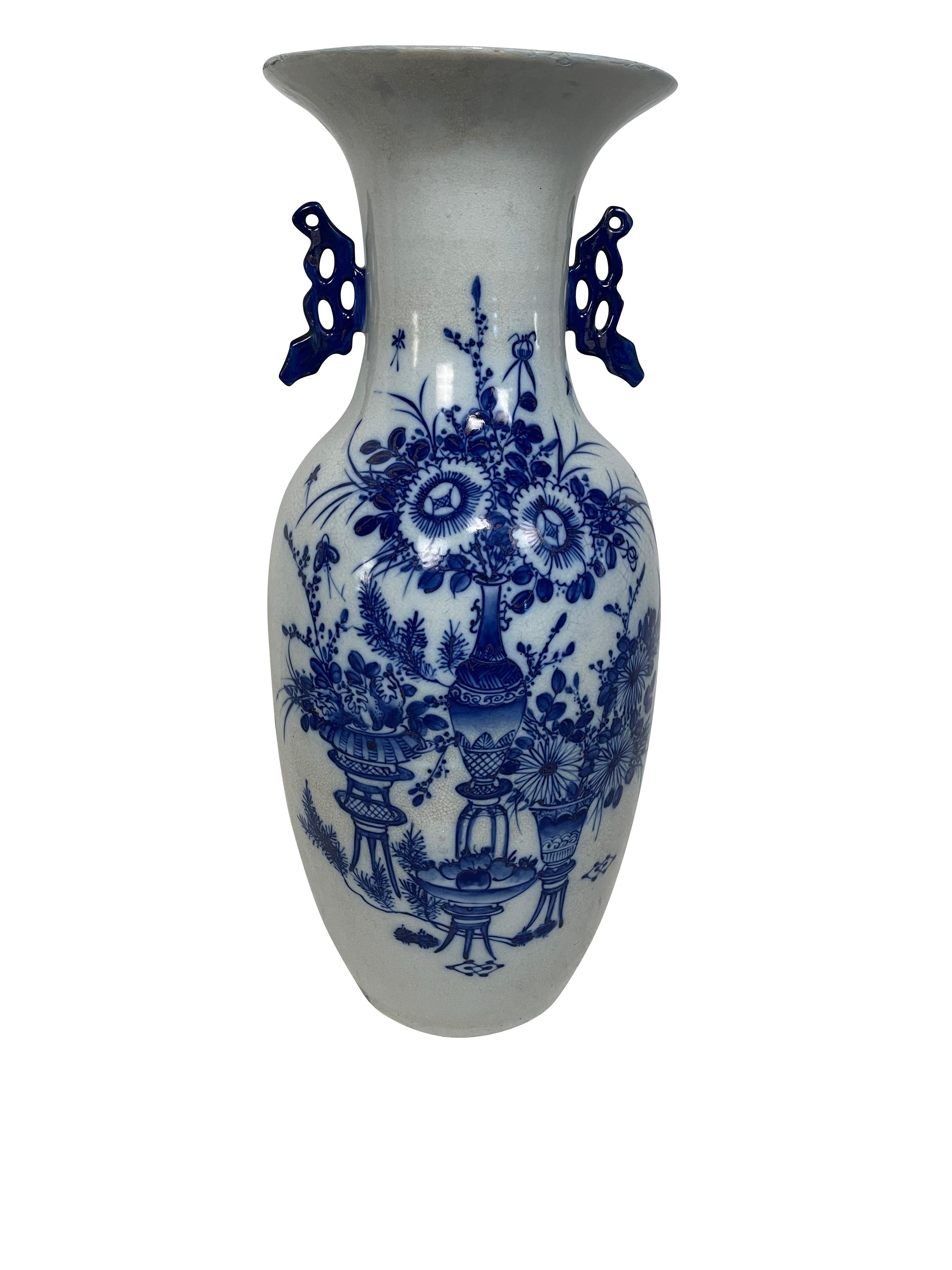 Collection de cinq vases chinois en porcelaine bleue et blanche en vente 8