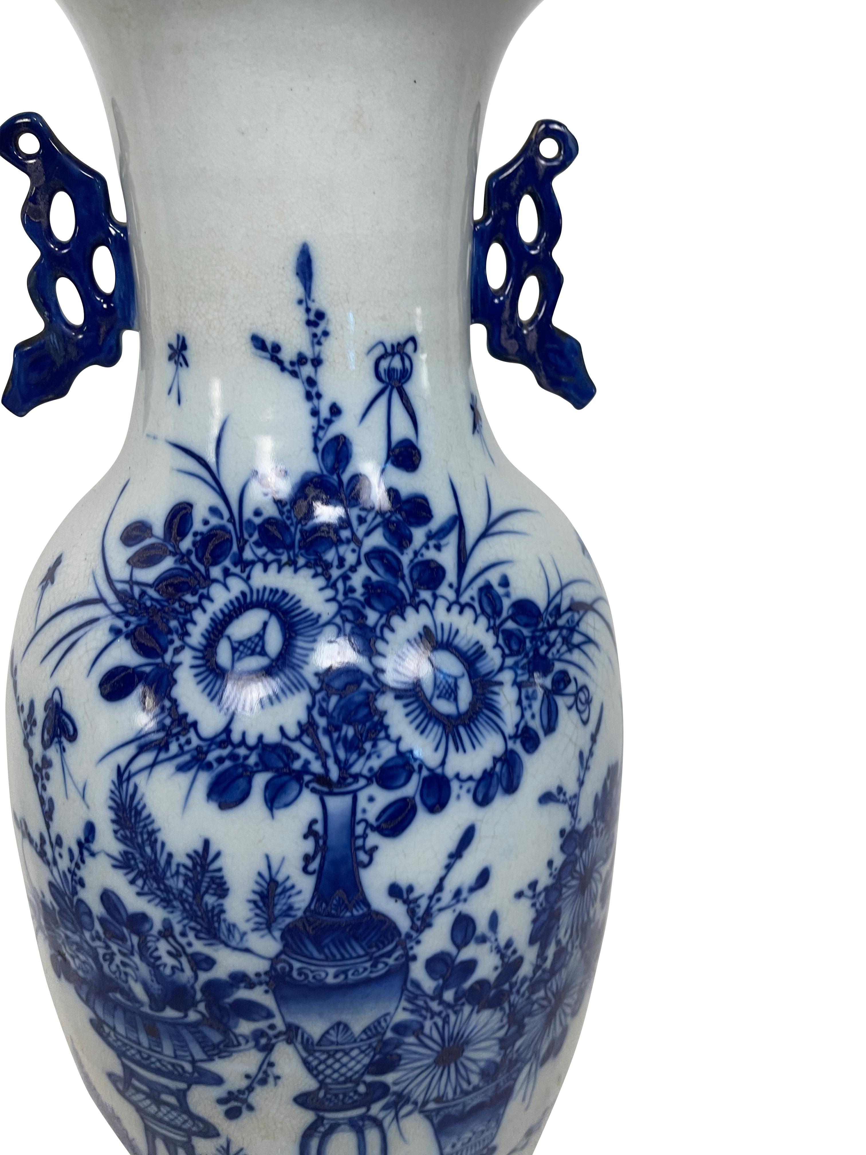 Collection de cinq vases chinois en porcelaine bleue et blanche en vente 9