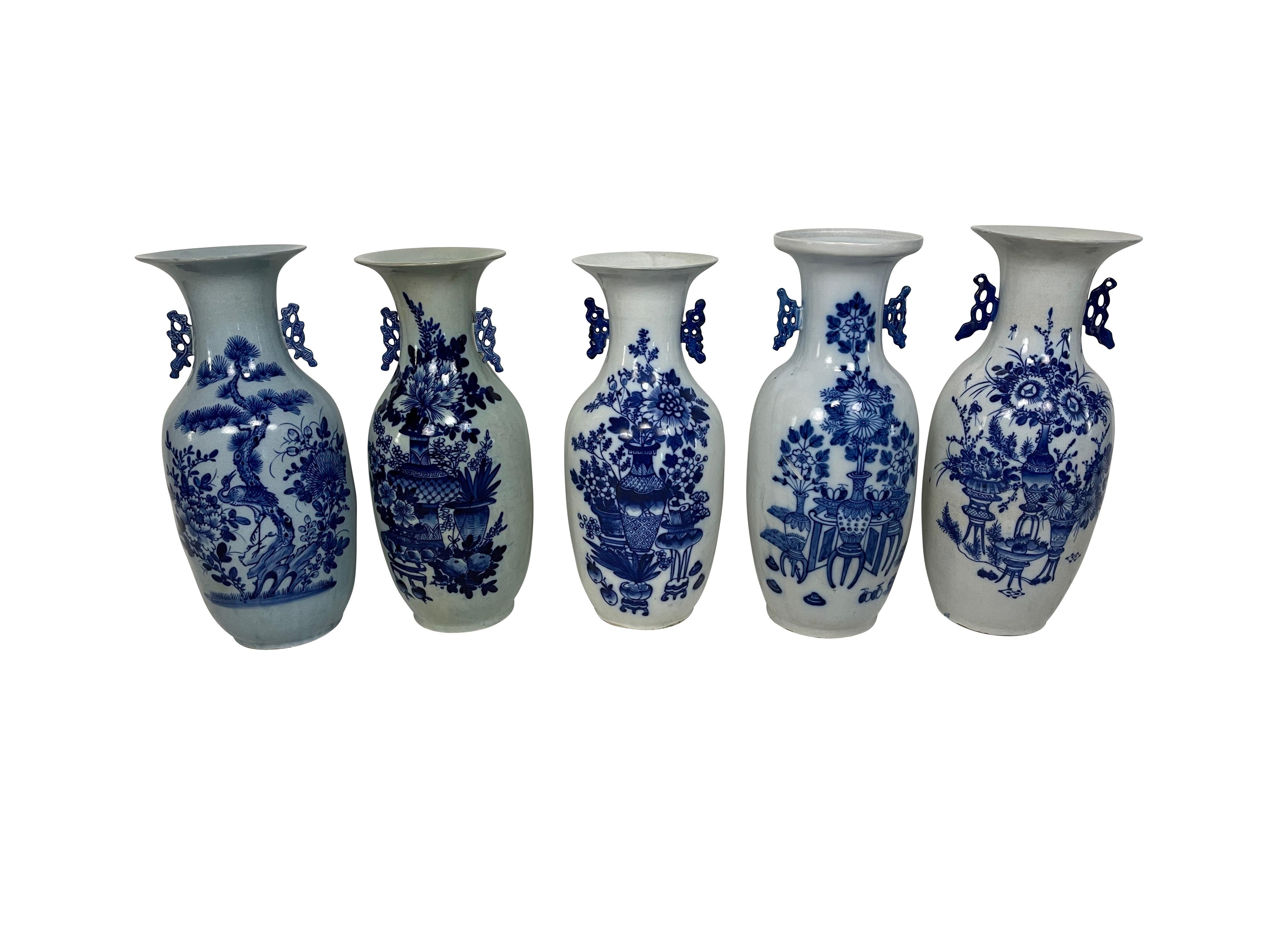 Chinois Collection de cinq vases chinois en porcelaine bleue et blanche en vente