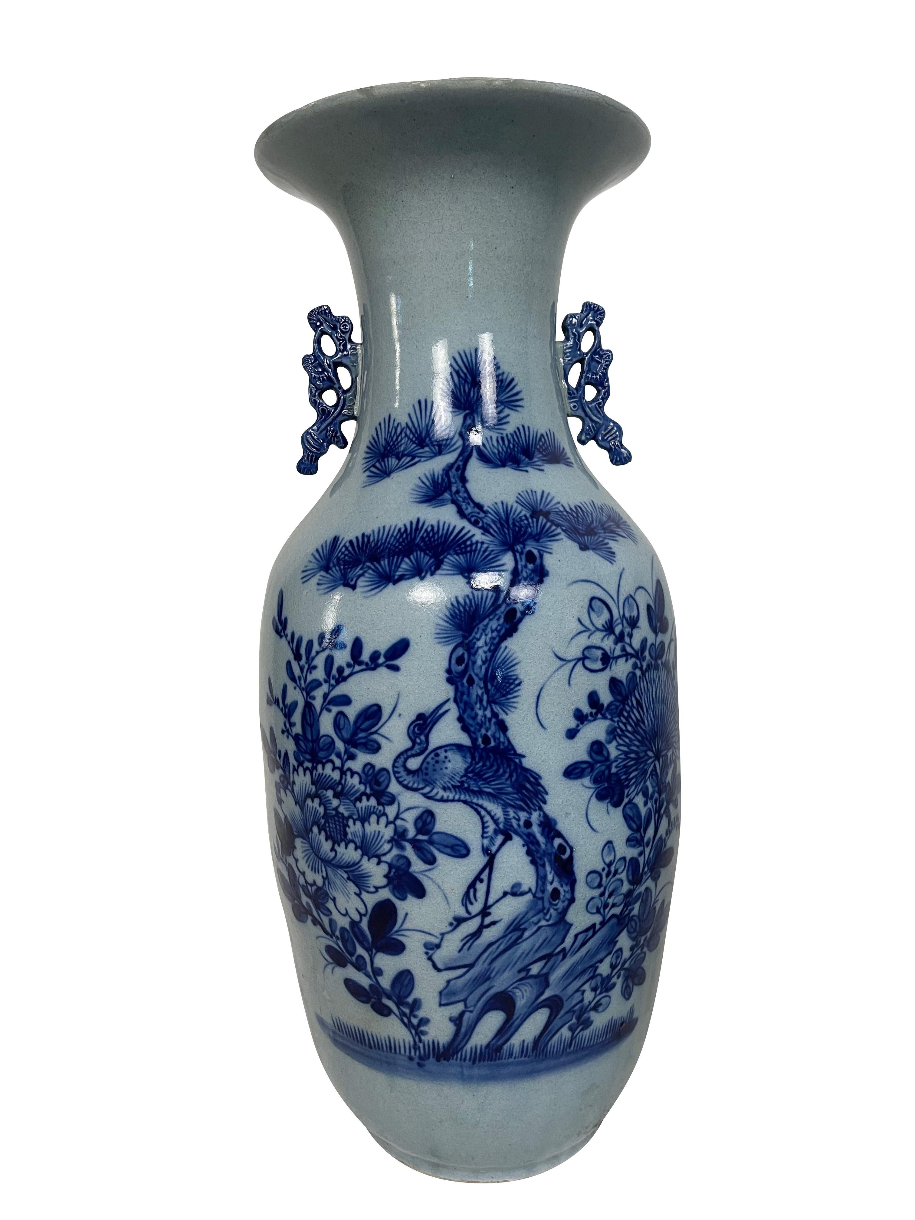 Peint à la main Collection de cinq vases chinois en porcelaine bleue et blanche en vente