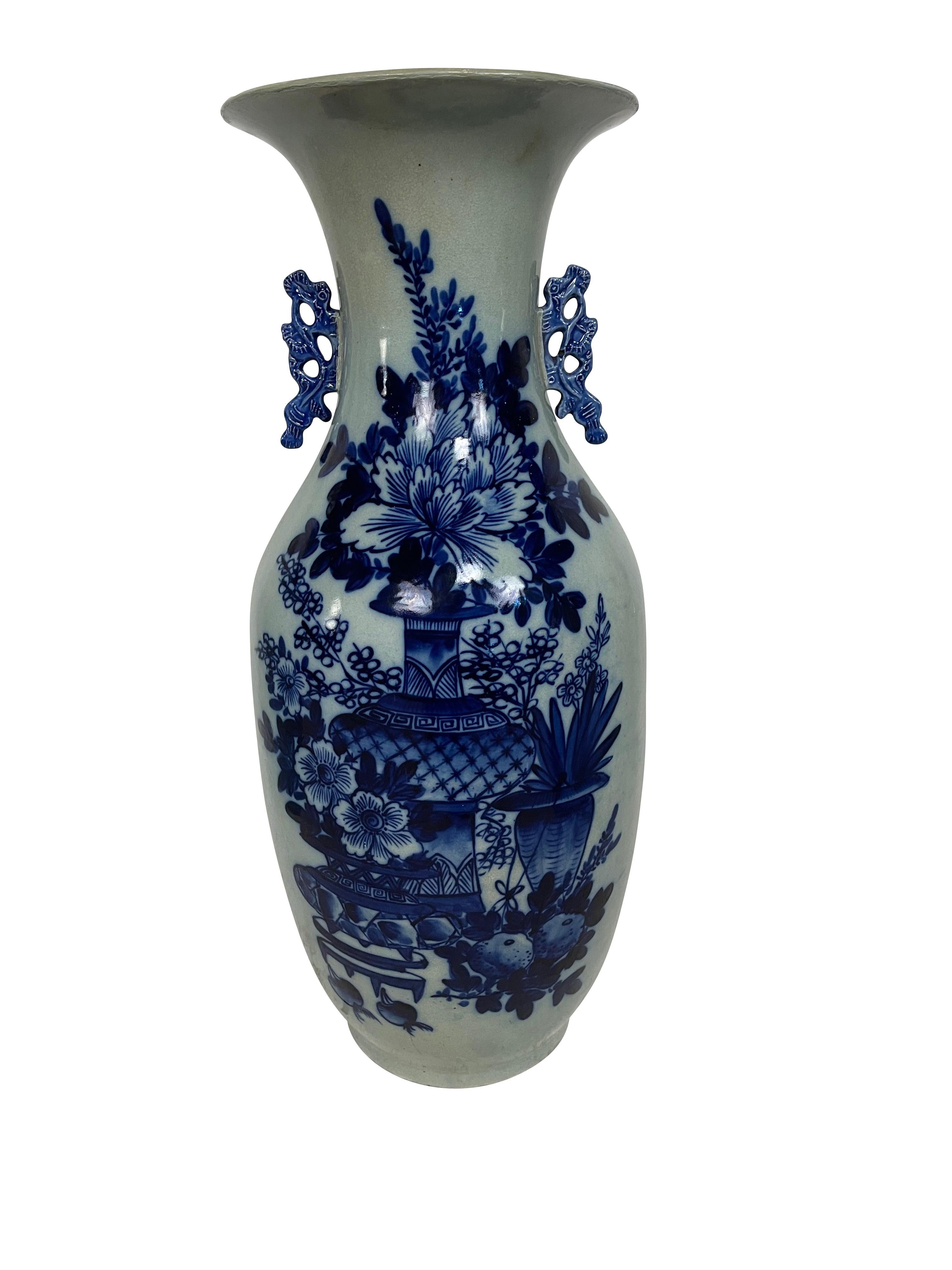 Collection de cinq vases chinois en porcelaine bleue et blanche Bon état - En vente à Essex, MA