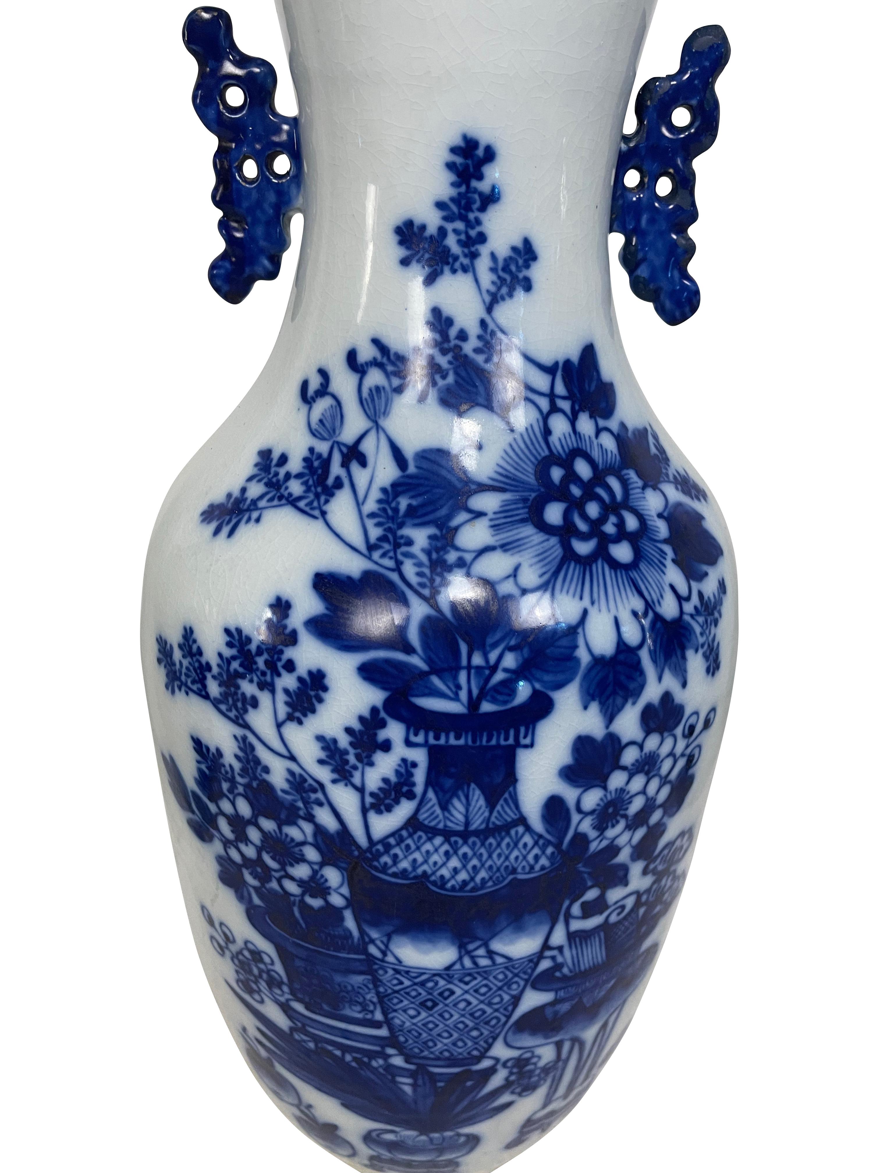 Porcelaine Collection de cinq vases chinois en porcelaine bleue et blanche en vente