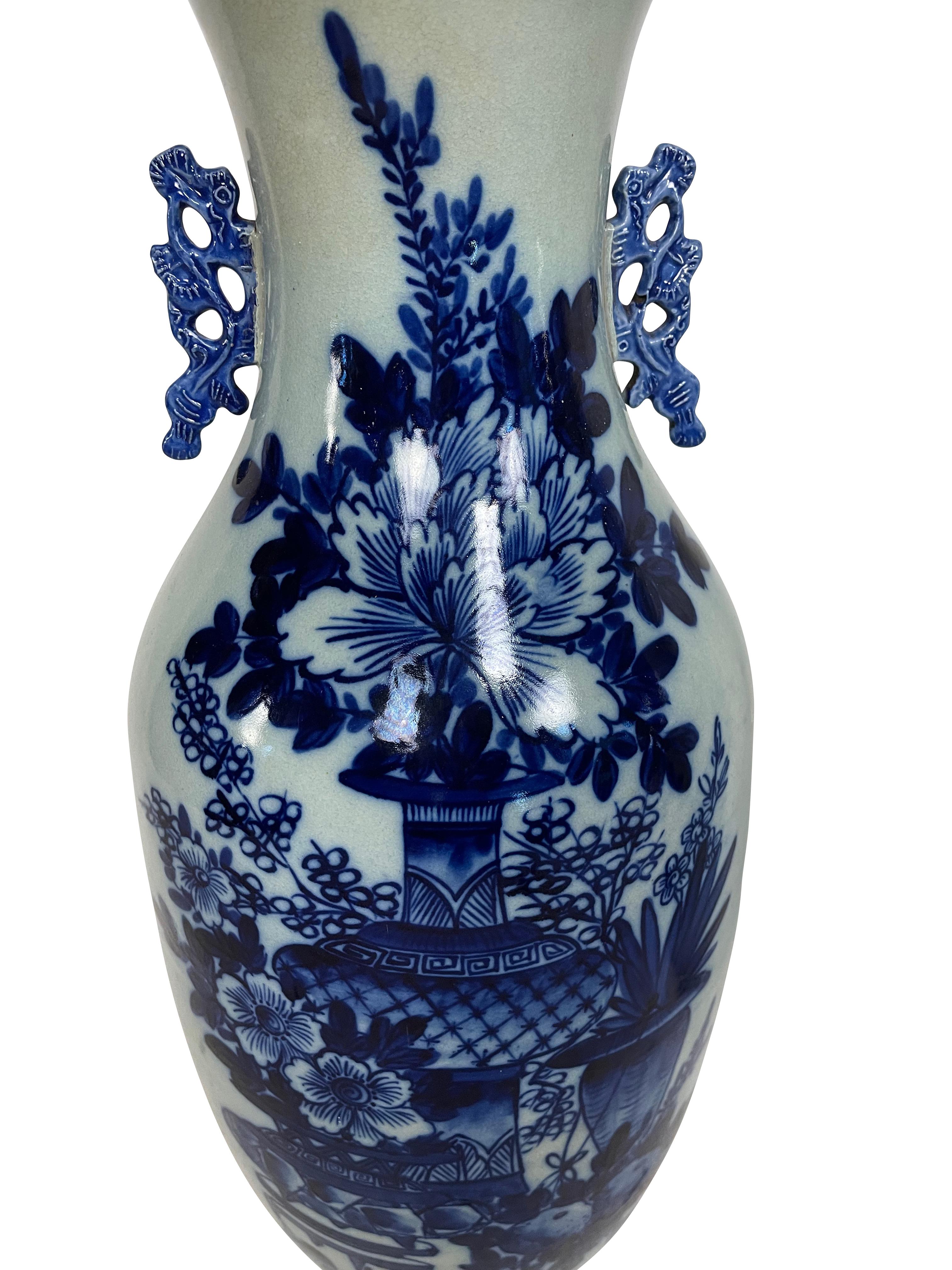 Collection de cinq vases chinois en porcelaine bleue et blanche en vente 1