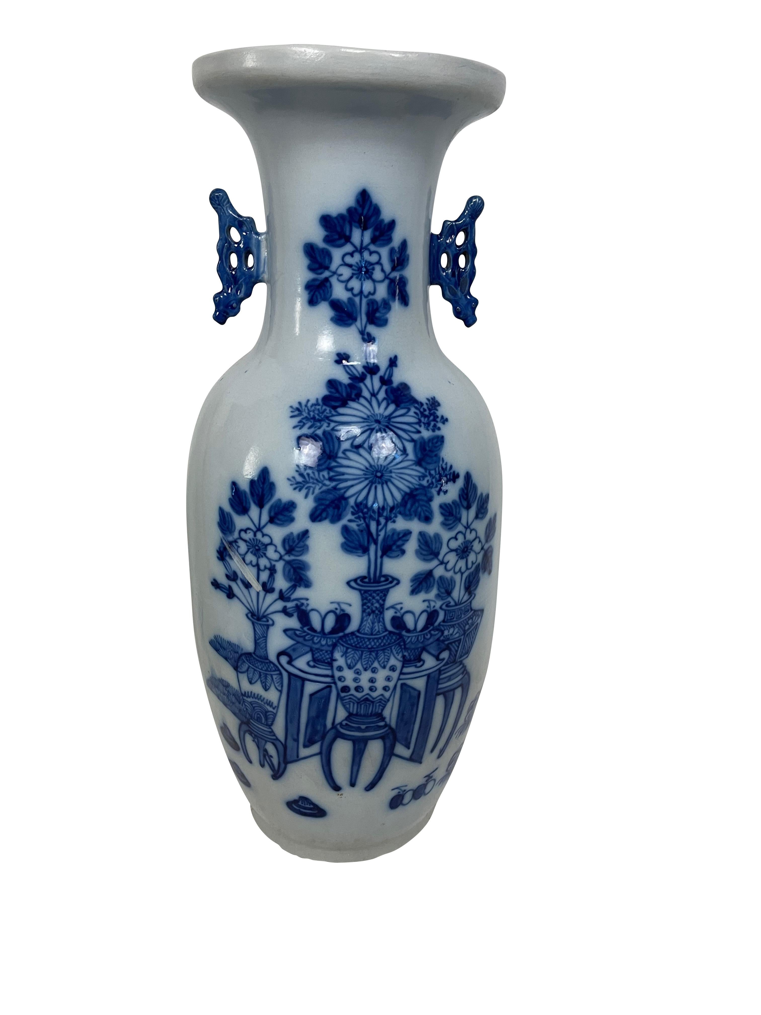 Collection de cinq vases chinois en porcelaine bleue et blanche en vente 2