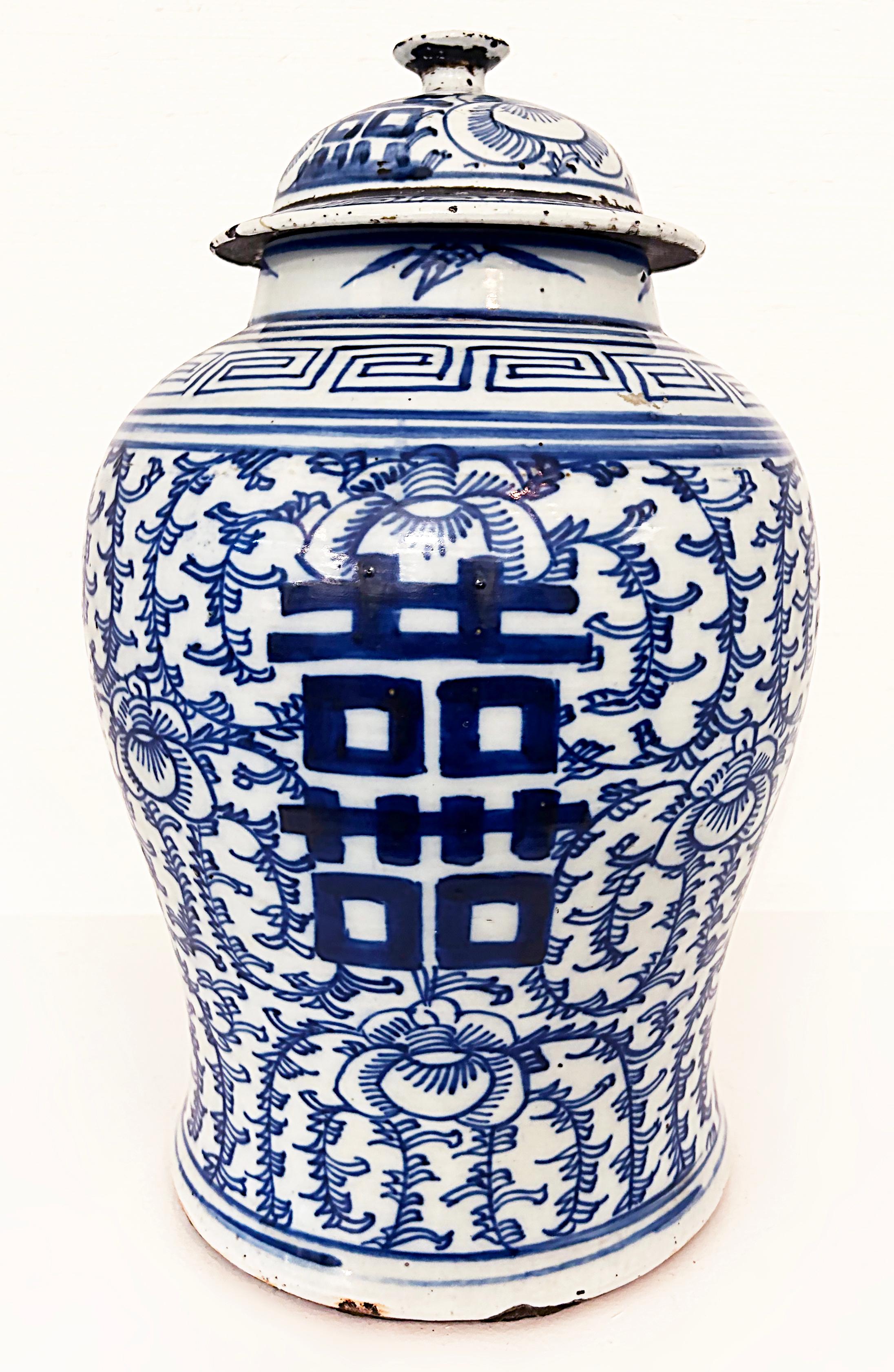 Chinese Blue and White Porcelain Covered Ginger Jar on Stand In Good Condition In Miami, FL
