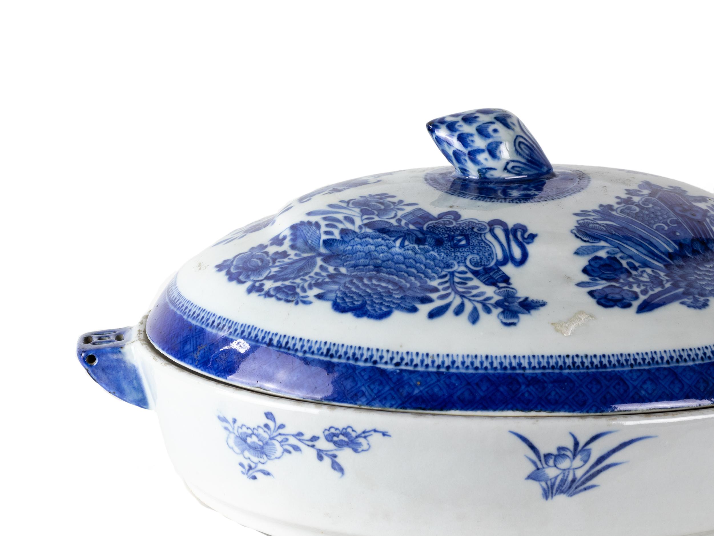 Around 1800, a Chinese porcelain covered hot water serving dish in blue and white colors. cover with a pinecone finial and a dome. adorned with a Fitzhugh design. 