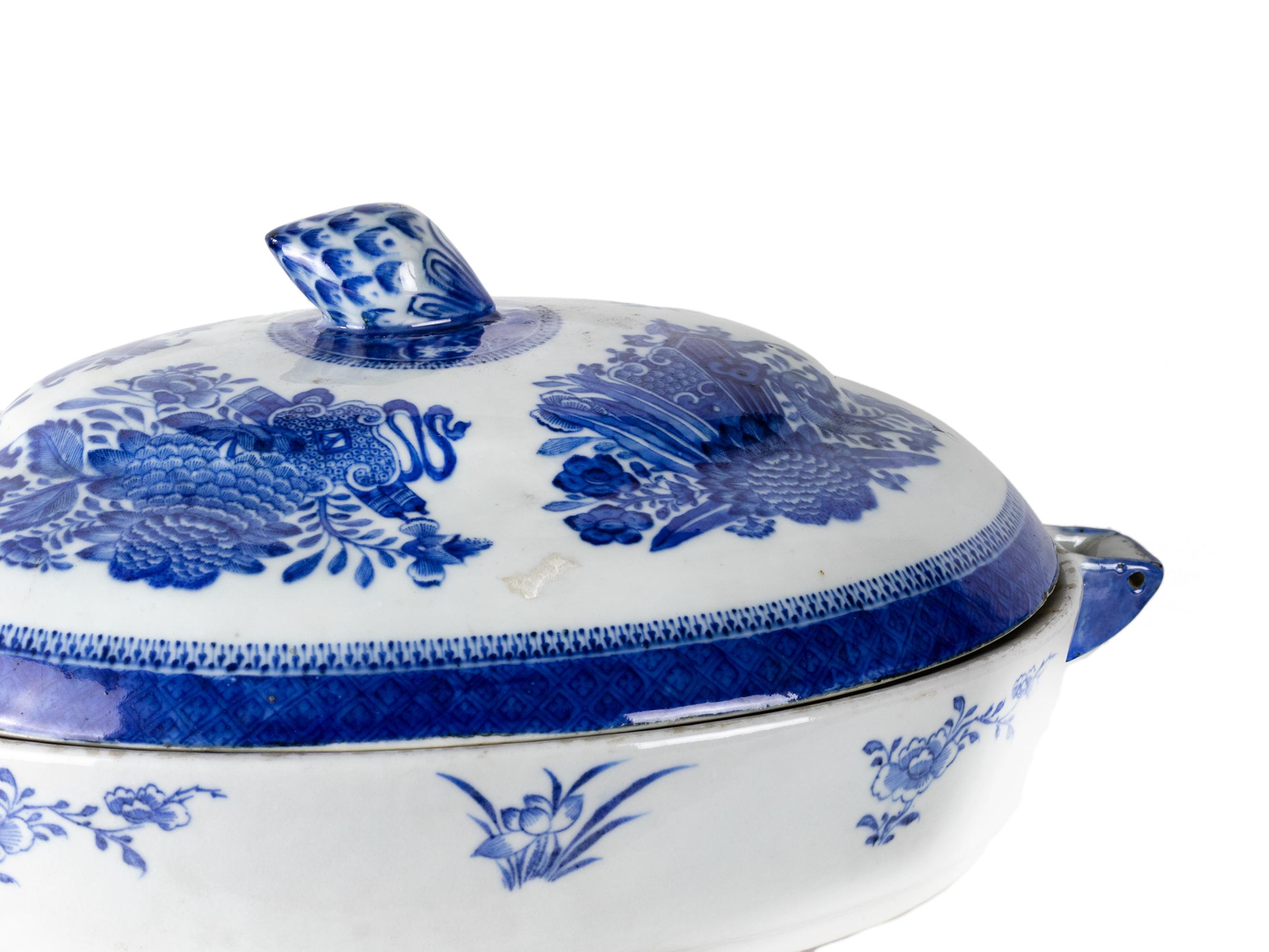 Plato chino de porcelana azul y blanca con tapa para servir agua caliente, hacia 1800 Exportación china en venta