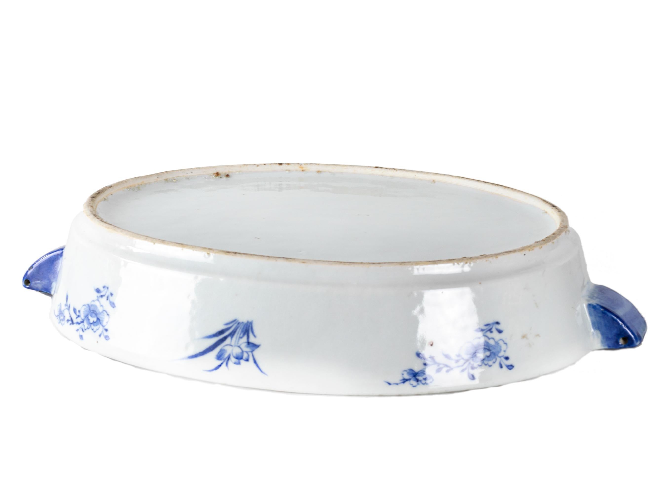 Plato chino de porcelana azul y blanca con tapa para servir agua caliente, hacia 1800 Chino en venta