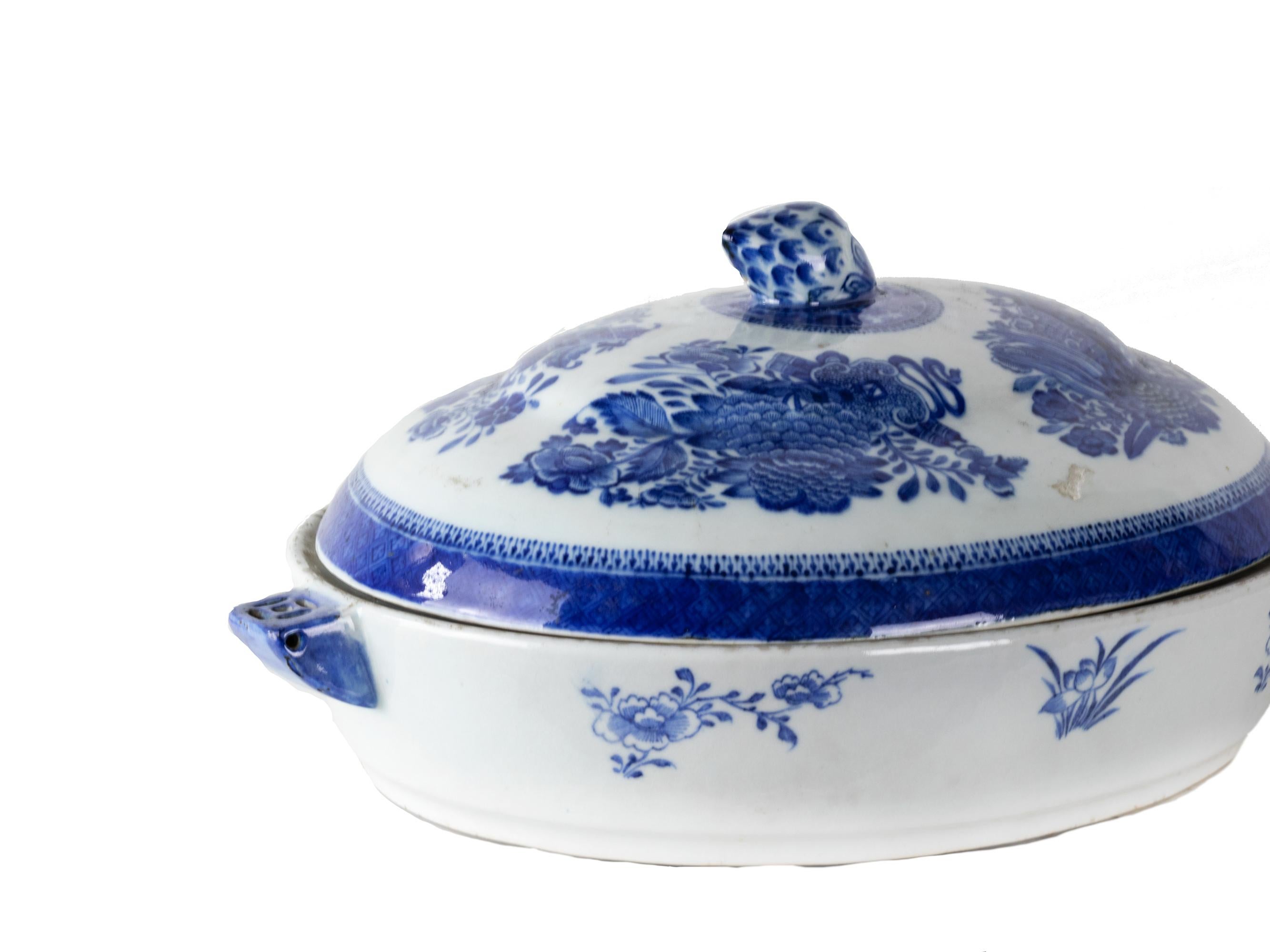 Plato chino de porcelana azul y blanca con tapa para servir agua caliente, hacia 1800 siglo XIX en venta