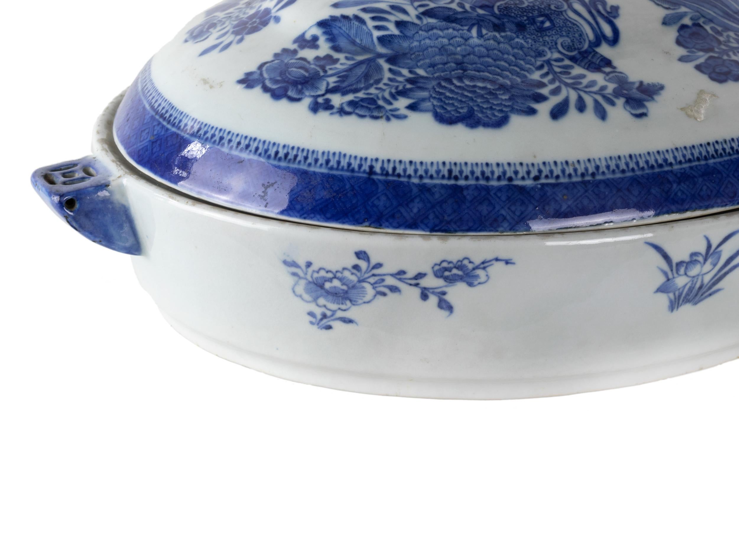 Chinese Blue And White Porcelain Covered Hot Water Serving Dish, circa 1800 For Sale 2