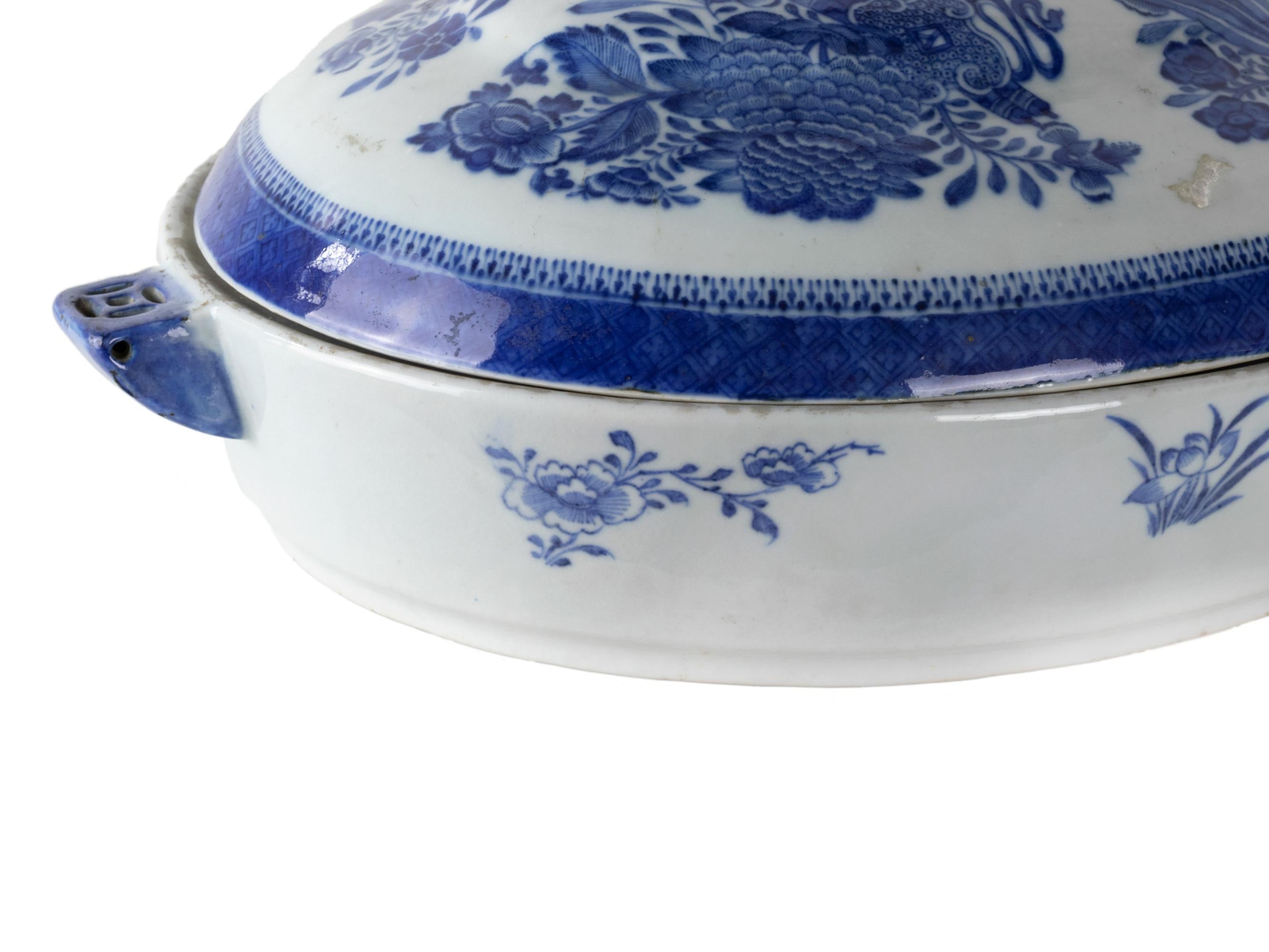 Plato chino de porcelana azul y blanca con tapa para servir agua caliente, hacia 1800 Porcelana en venta