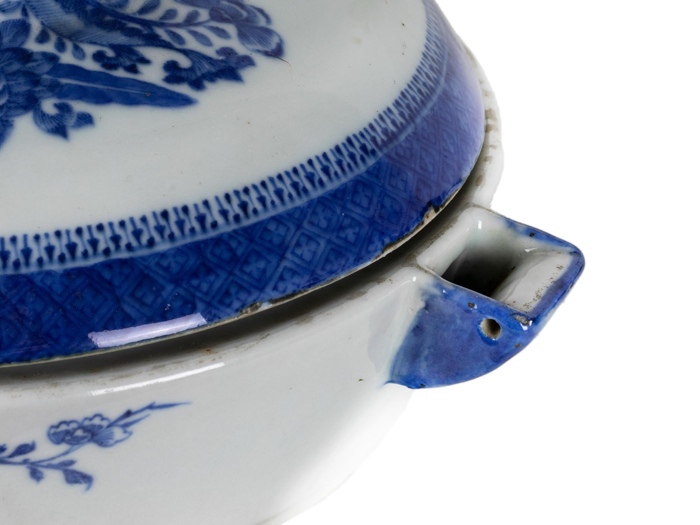 Plato chino de porcelana azul y blanca con tapa para servir agua caliente, hacia 1800 en venta 1