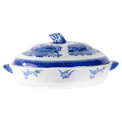 Plat de service à eau chaude couvert en porcelaine chinoise bleue et blanche, vers 1800