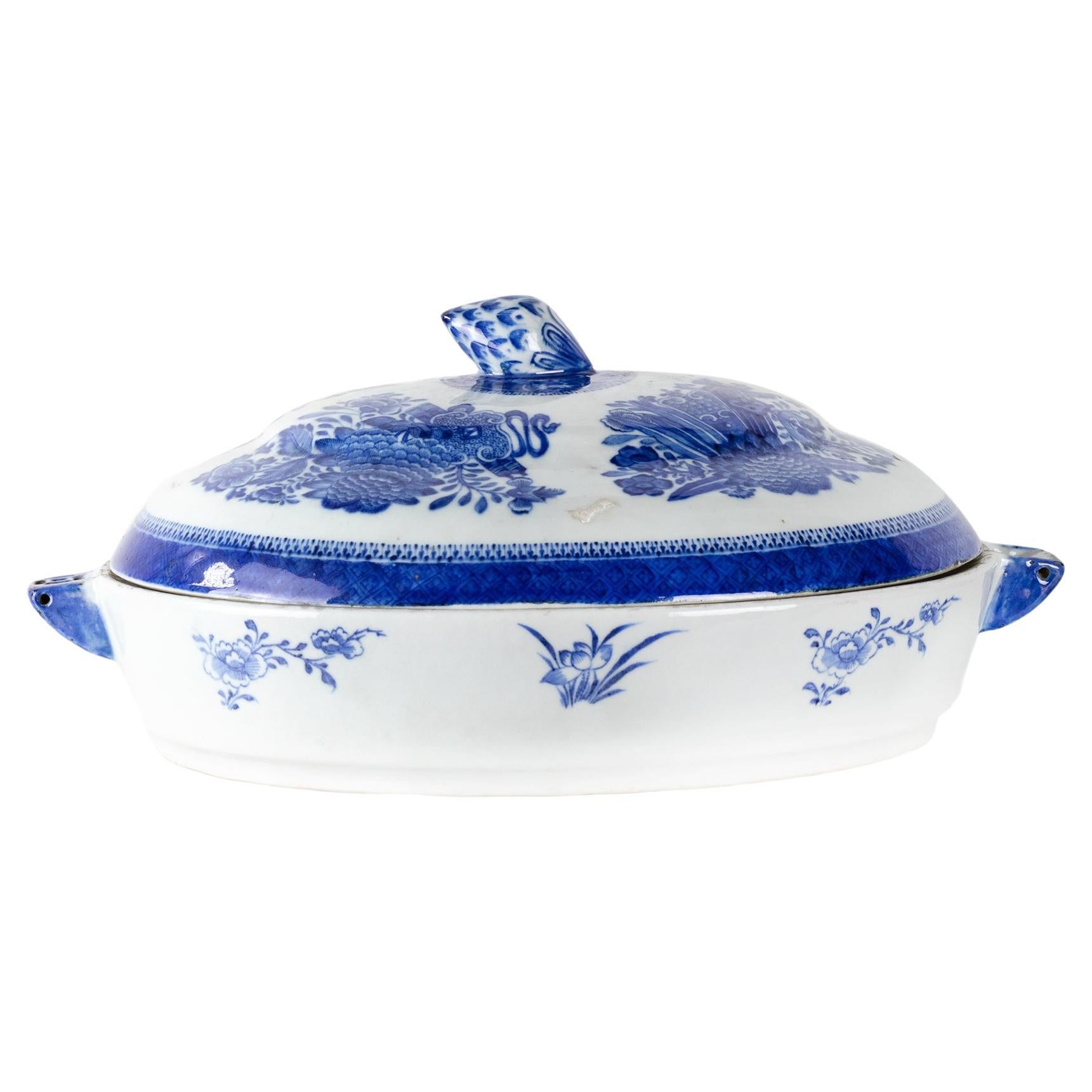 Plato chino de porcelana azul y blanca con tapa para servir agua caliente, hacia 1800 en venta