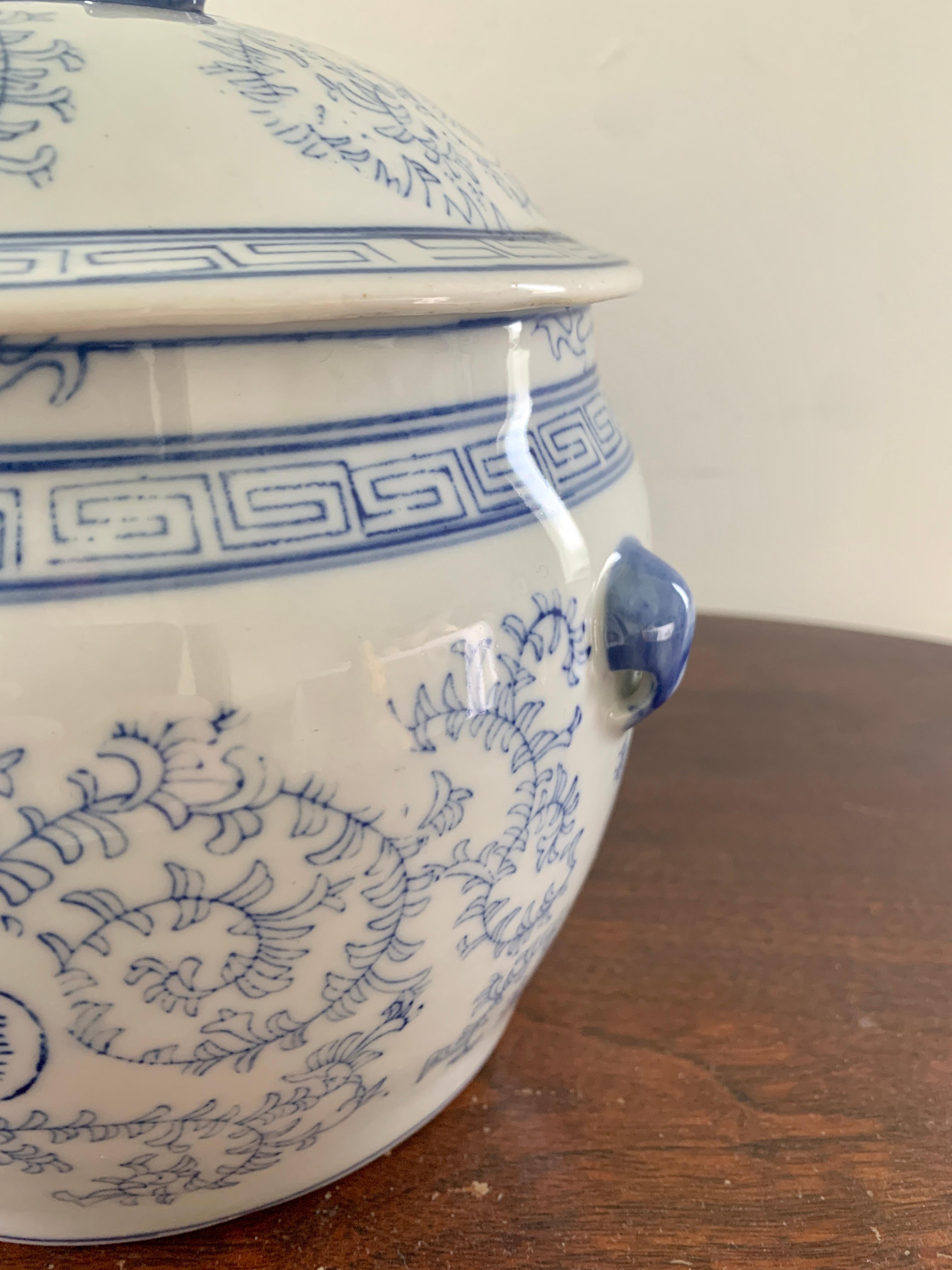 Chinese Blue and White Porcelain Covered Jar With Foo Dog Finial In Good Condition For Sale In Elkhart, IN