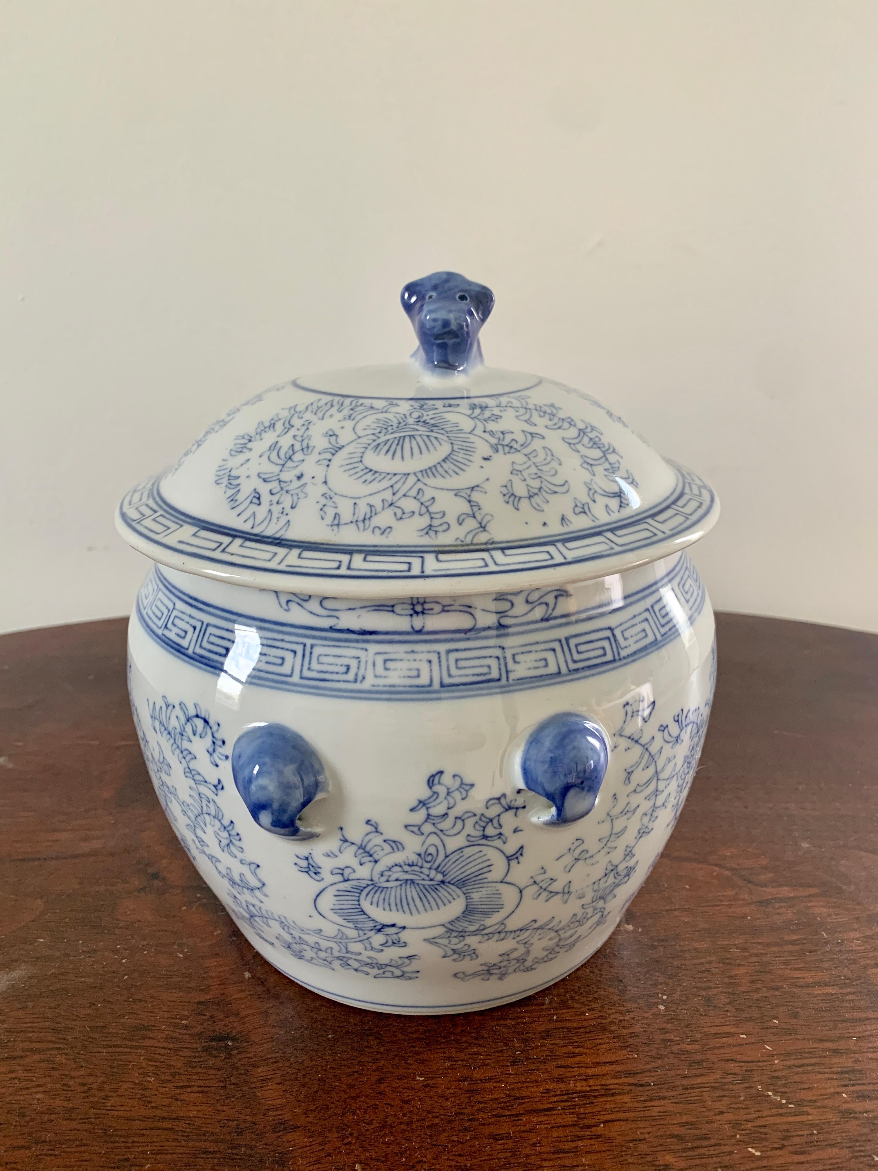 20th Century Chinese Blue and White Porcelain Covered Jar With Foo Dog Finial For Sale