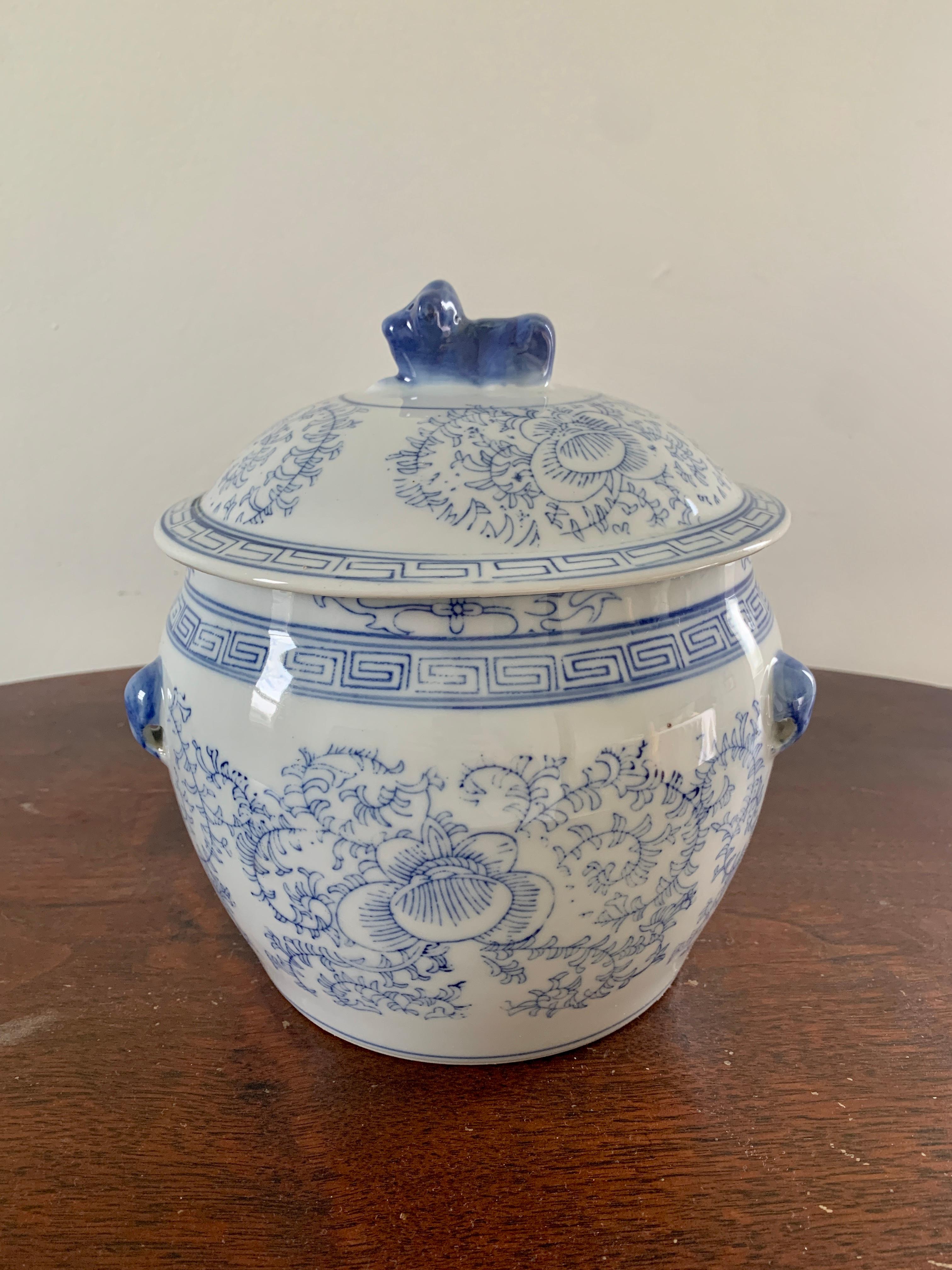Chinese Blue and White Porcelain Covered Jar With Foo Dog Finial For Sale 1