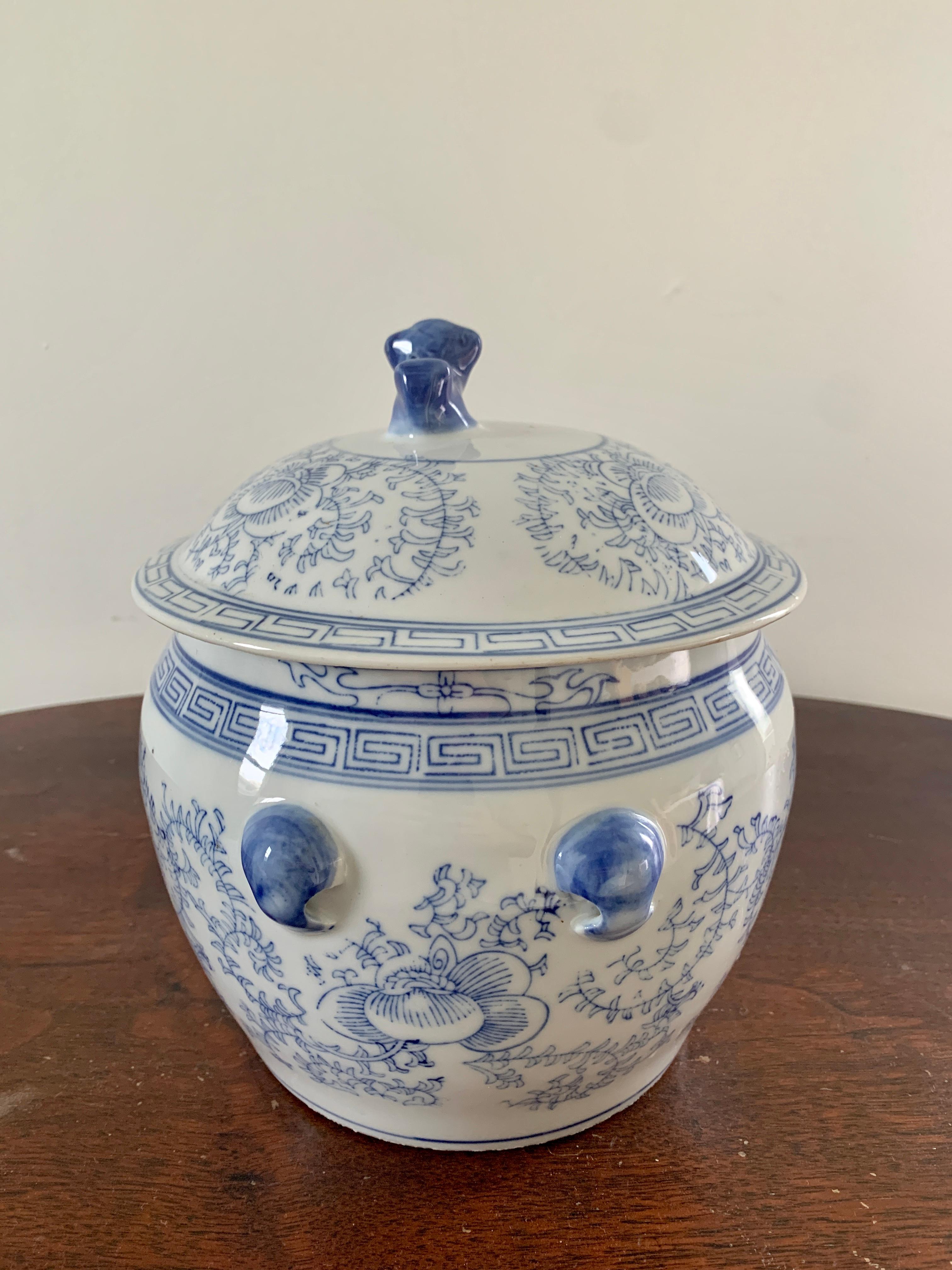 Chinese Blue and White Porcelain Covered Jar With Foo Dog Finial For Sale 2