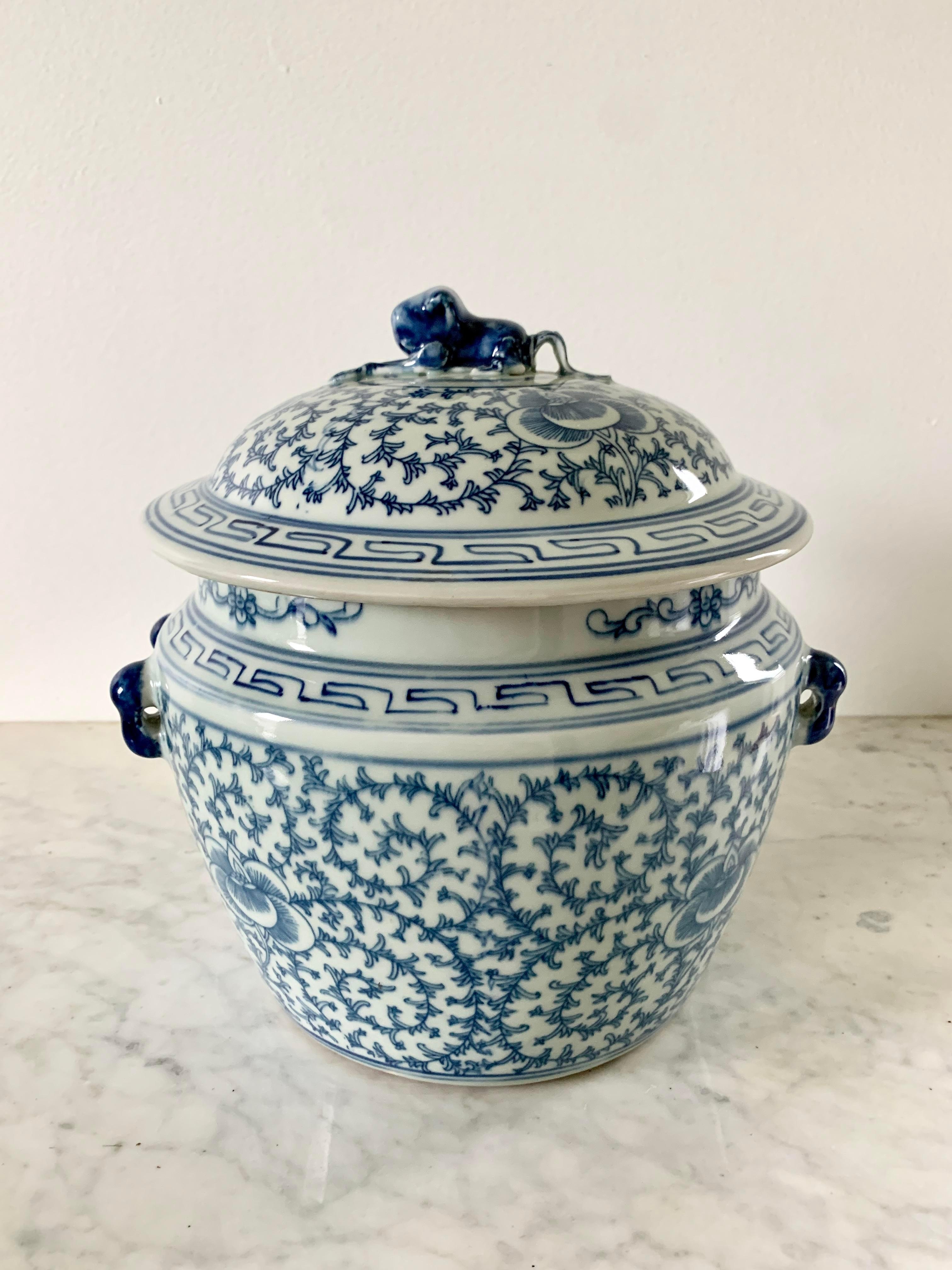 Chinese Blue and White Porcelain Covered Jars with Foo Dog Finials, Pair For Sale 4