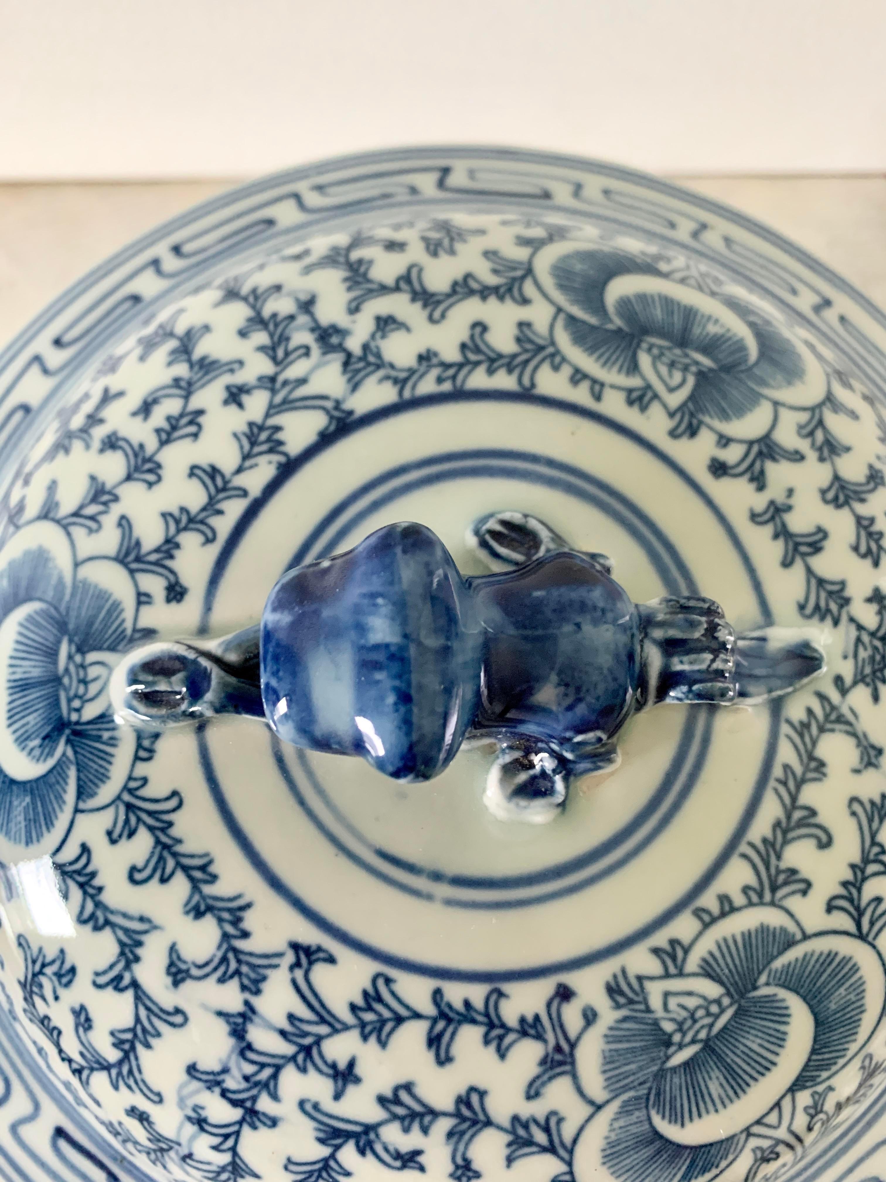 Chinesische blau-weiße Porzellan-Deckelgläser mit Fuchshund-Endstücken, Paar im Angebot 4