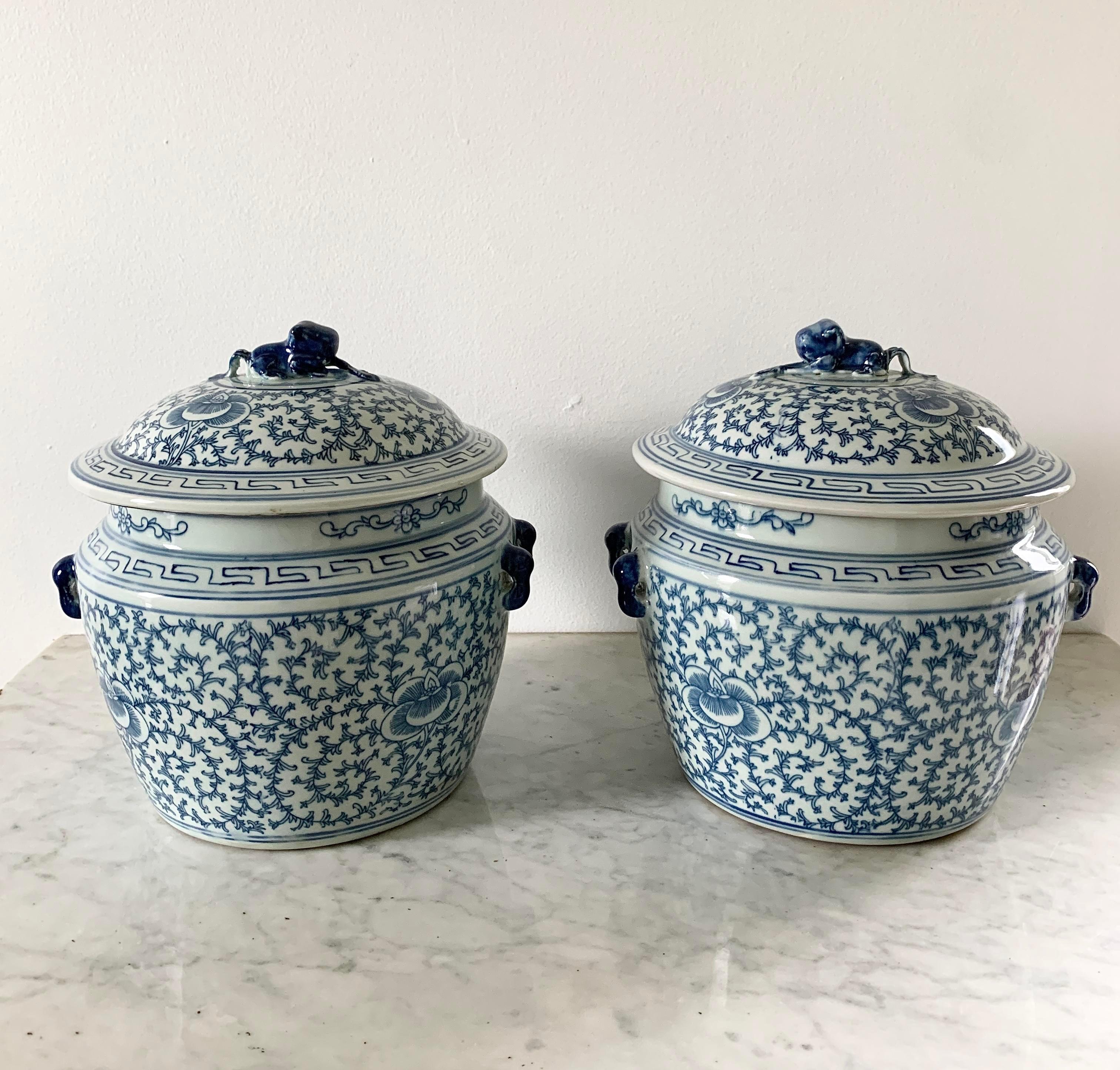 A stunning pair of blue & white porcelain Chinoiserie covered jars with foo dog finials

China, 20th century

Measures: 9.5
