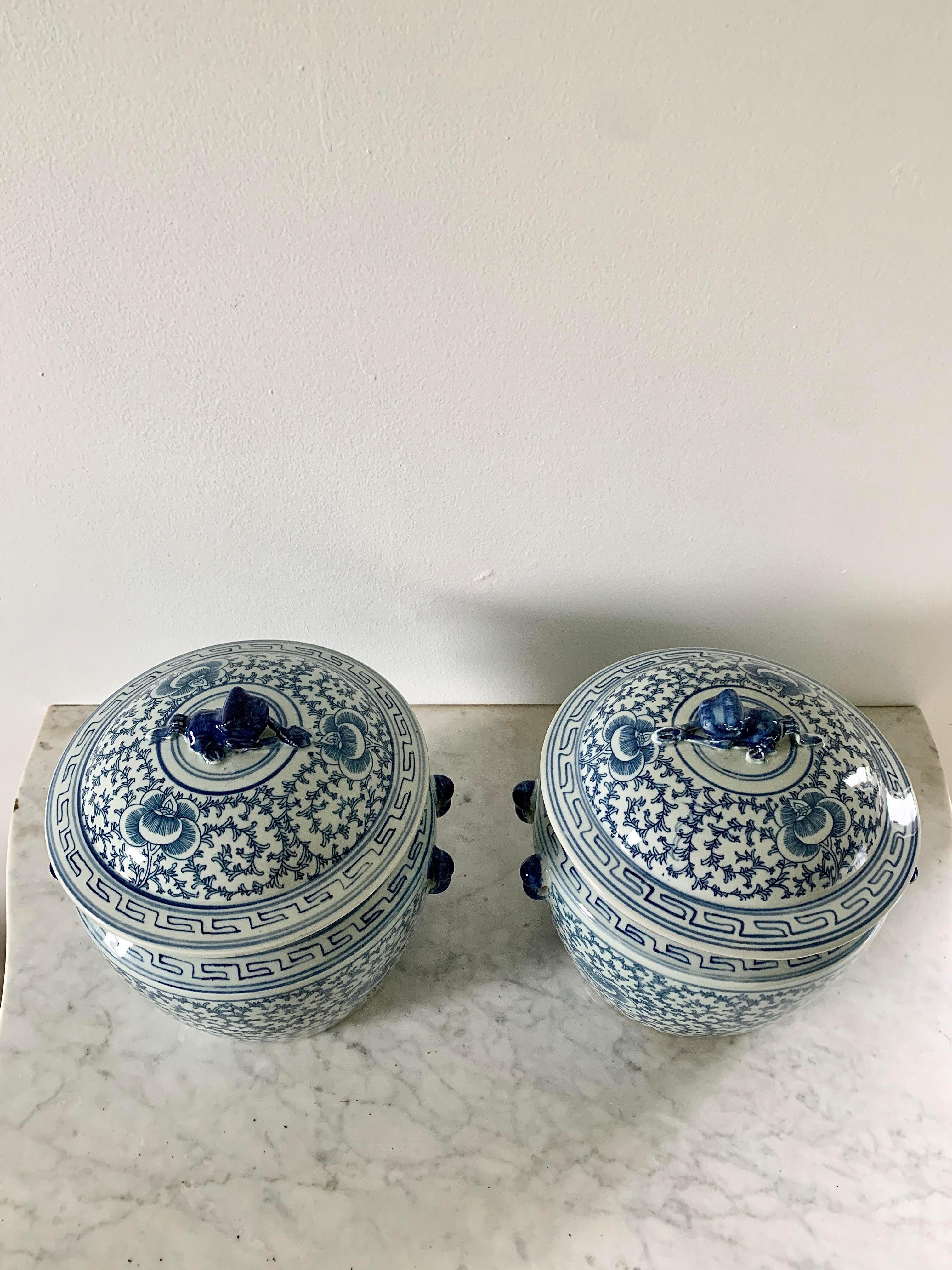 Chinoiserie Chinese Blue and White Porcelain Covered Jars with Foo Dog Finials, Pair For Sale