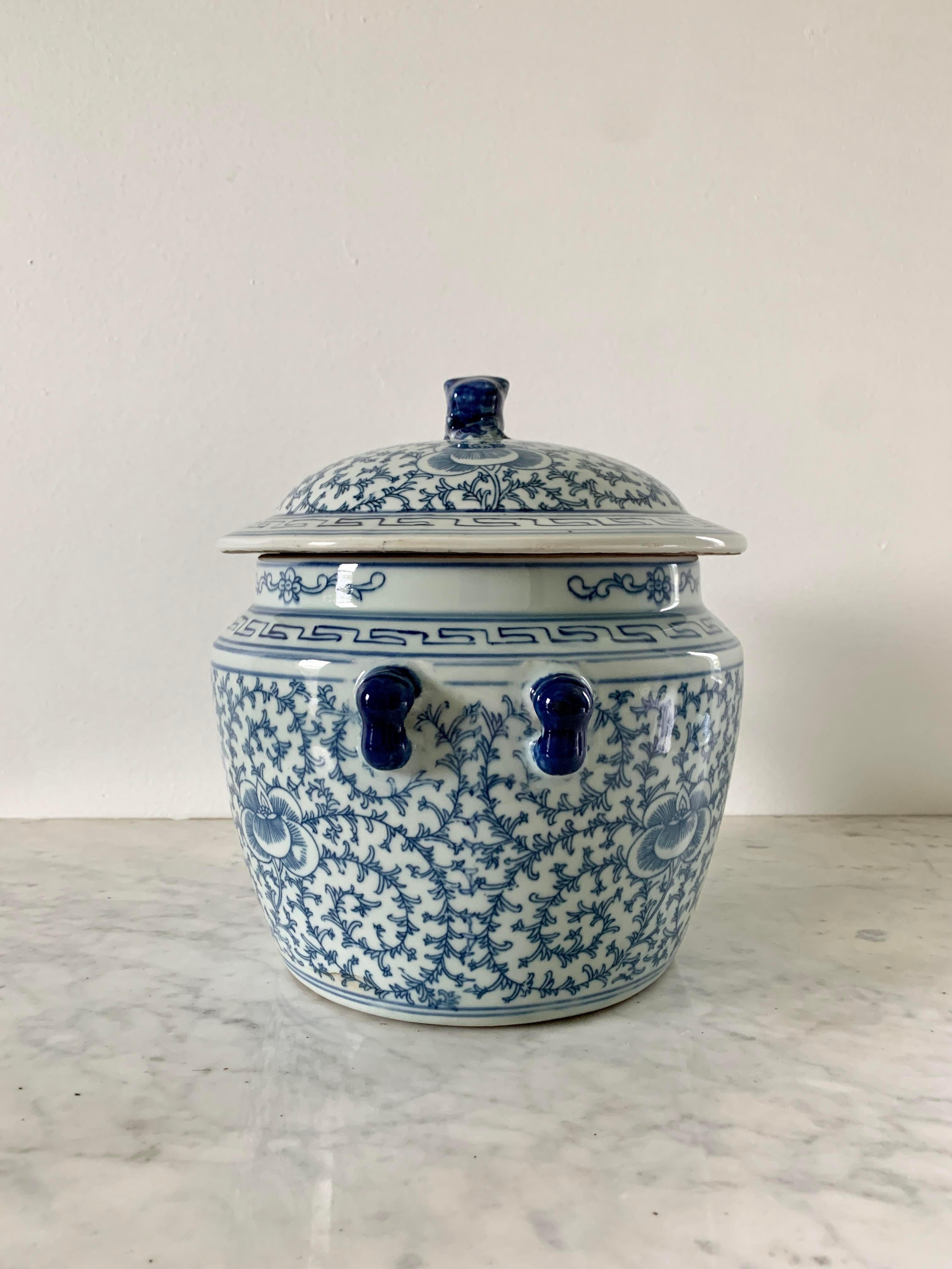 20th Century Chinese Blue and White Porcelain Covered Jars with Foo Dog Finials, Pair For Sale