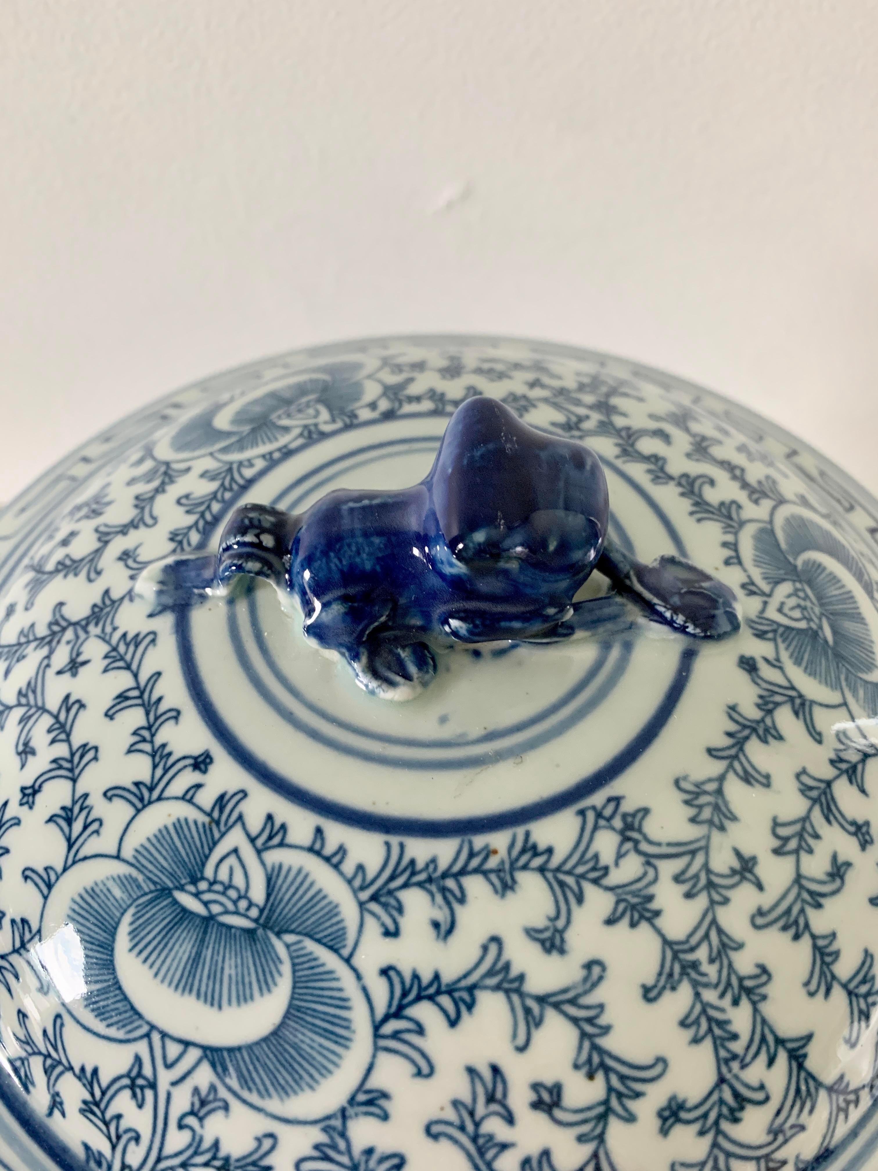 Chinesische blau-weiße Porzellan-Deckelgläser mit Fuchshund-Endstücken, Paar (Keramik) im Angebot