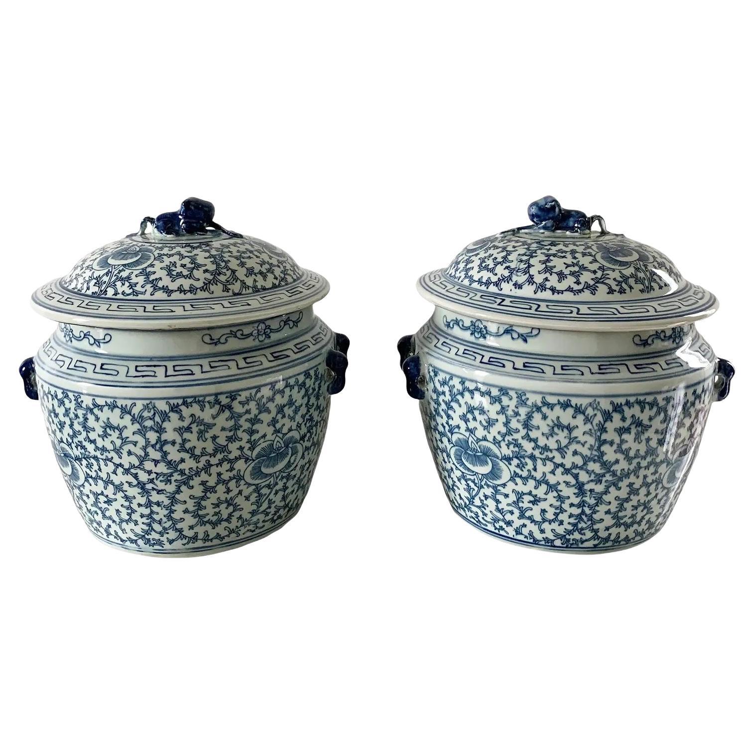 Paire de pots couverts en porcelaine bleue et blanche de Chine avec fleurons en forme de chien Foo