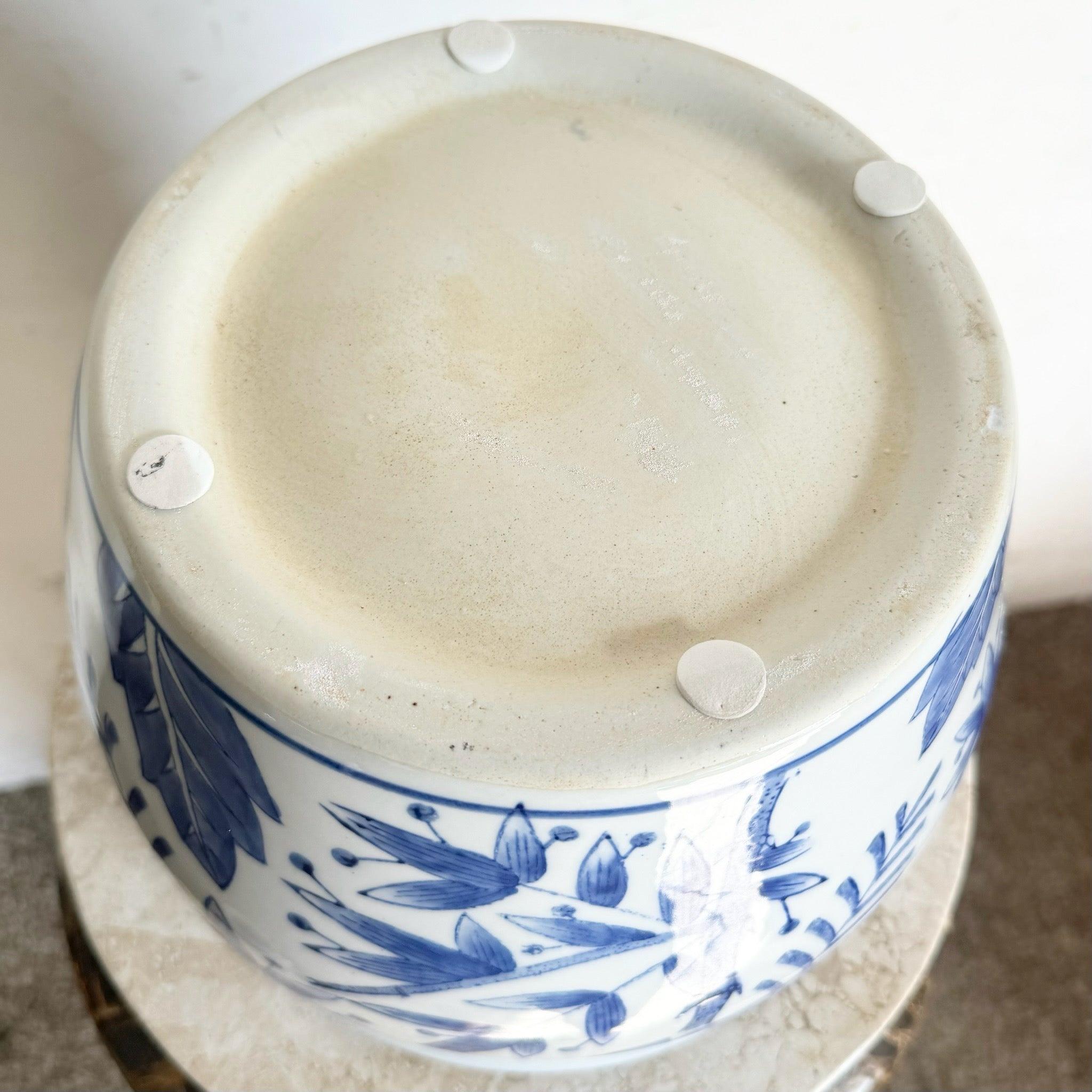 Valorizza il tuo spazio con questo vaso cinese a forma di pesce in porcellana bianca e blu, caratterizzato da motivi tradizionali e da una lavorazione artigianale senza tempo.
 
 Vendiamo gli articoli così come sono stati acquistati, senza alcun