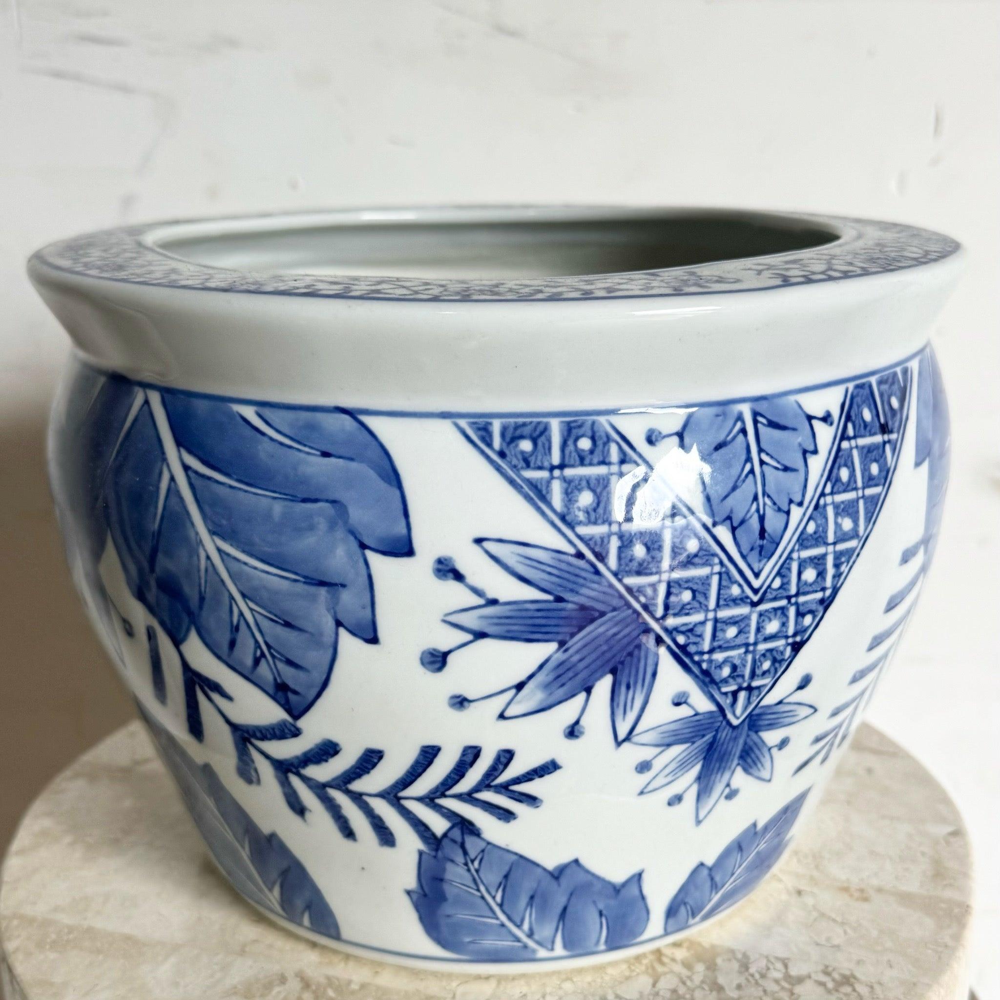 Cinese Vaso a forma di ciotola per pesci in porcellana cinese bianca e blu in vendita