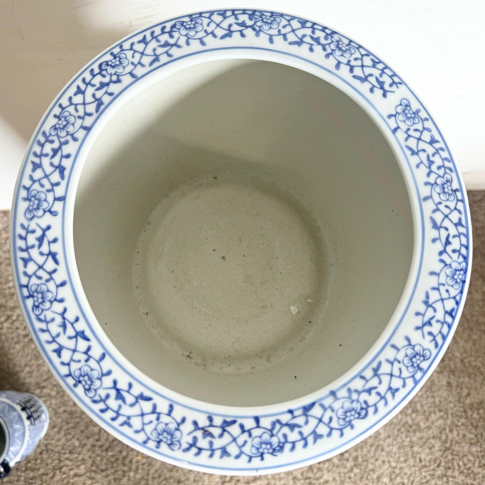 Vaso a forma di ciotola per pesci in porcellana cinese bianca e blu In condizioni buone in vendita a Delray Beach, FL