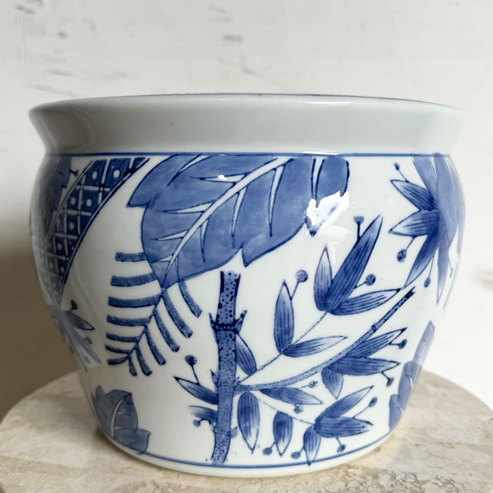 Fine XX secolo Vaso a forma di ciotola per pesci in porcellana cinese bianca e blu in vendita