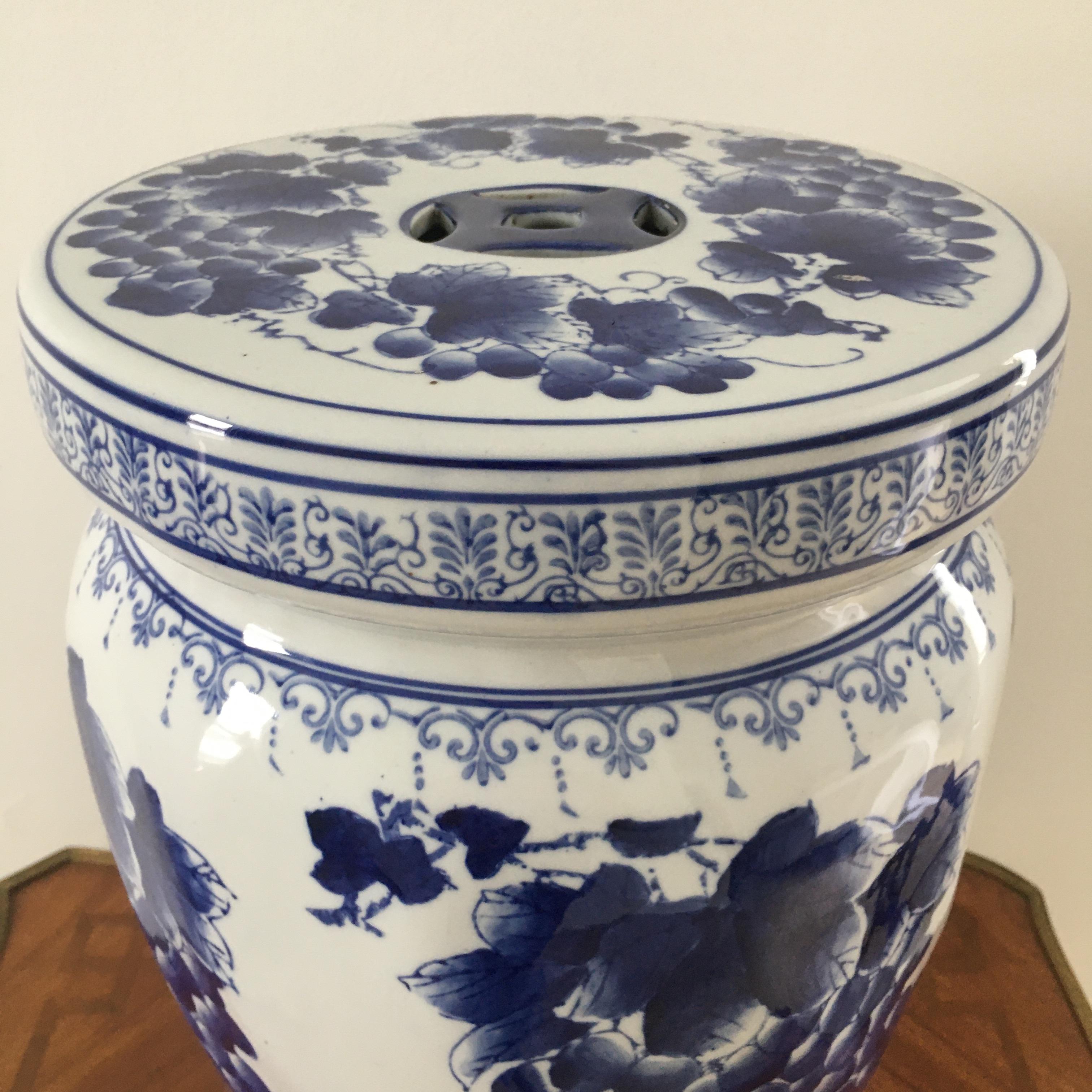 Chinoiseries Support de jardin chinois en porcelaine bleue et blanche en vente