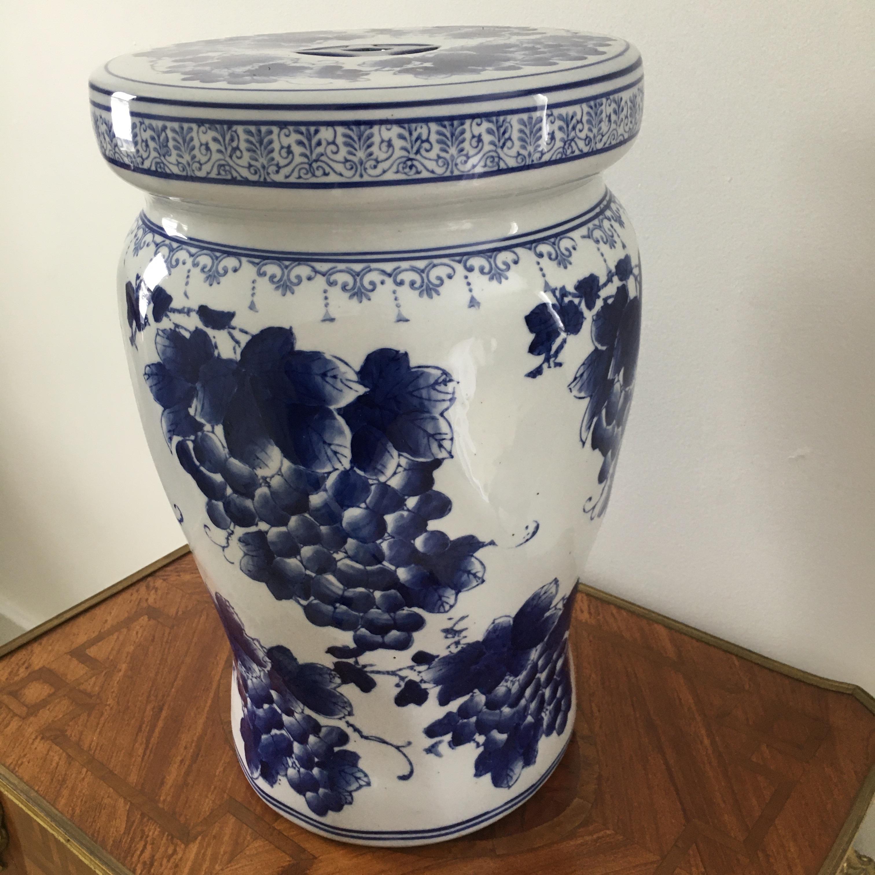 Chinese Blue and White Porcelain Garden Stand In Good Condition For Sale In Elkhart, IN
