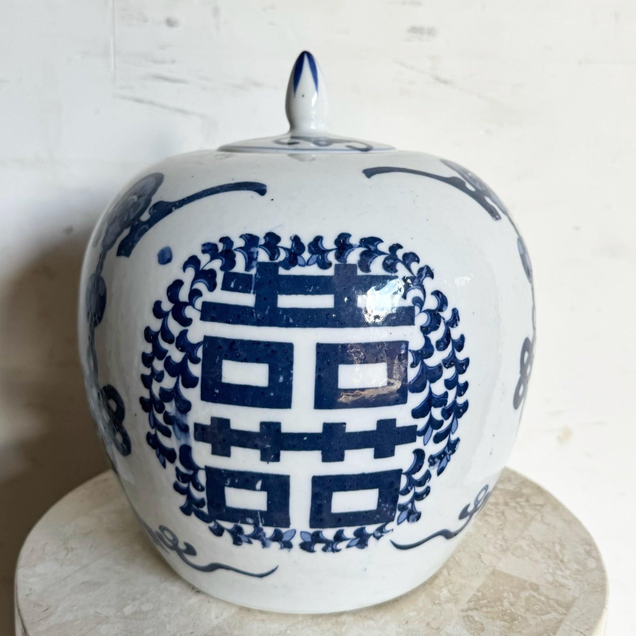 Elegante barattolo cinese di zenzero blu e bianco con motivi floreali dipinti a mano, perfetto per aggiungere fascino orientale al tuo arredamento.
 
 Vendiamo gli articoli così come sono stati acquistati, senza alcun restauro o riparazione. I pezzi