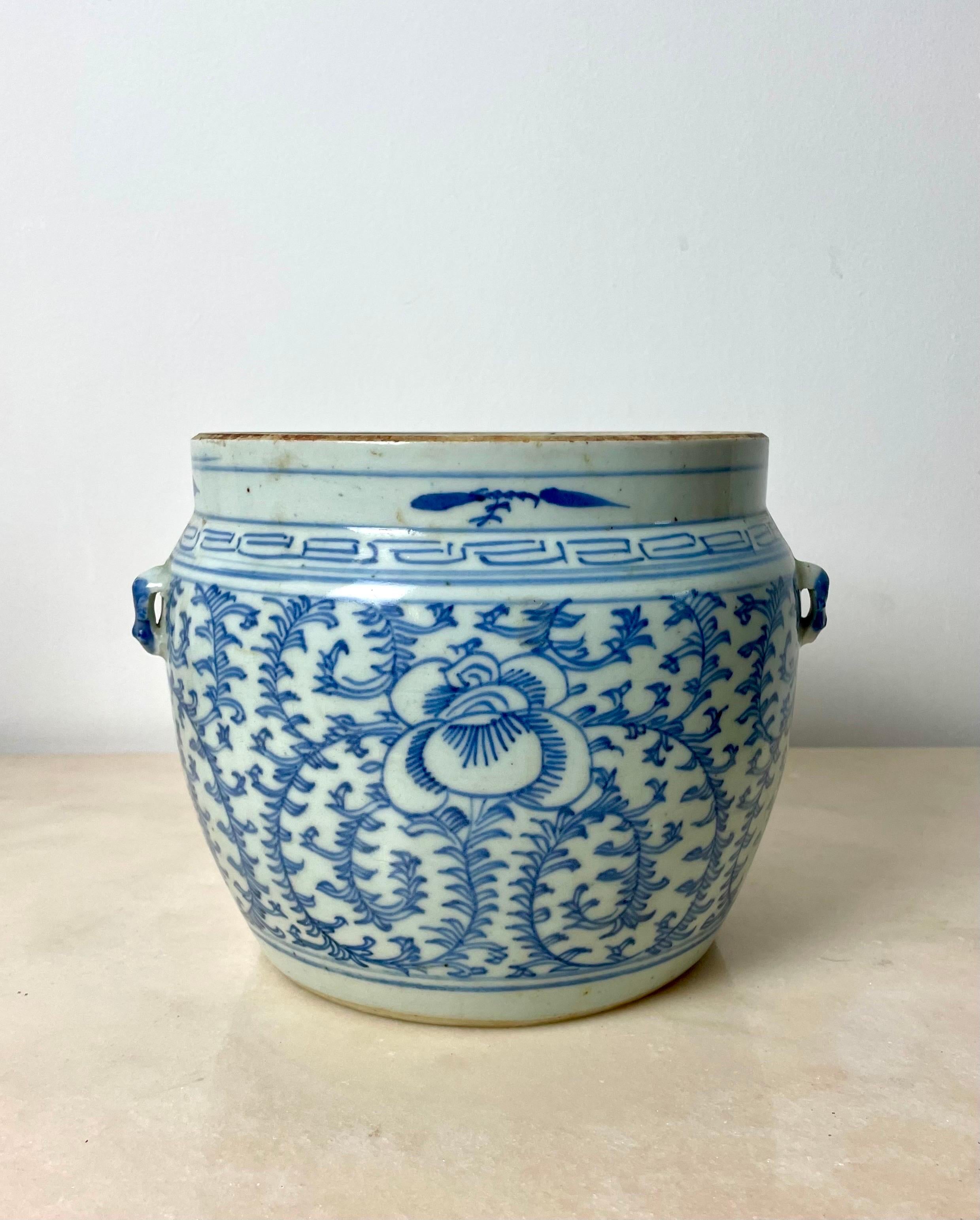 Très beau pot à gingembre en porcelaine chinoise, datant de la période Kangxi (1662-1722) de la dynastie Qing, une période particulièrement réputée pour la qualité exceptionnelle de la porcelaine chinoise. Il est orné d'un décor finement peint en